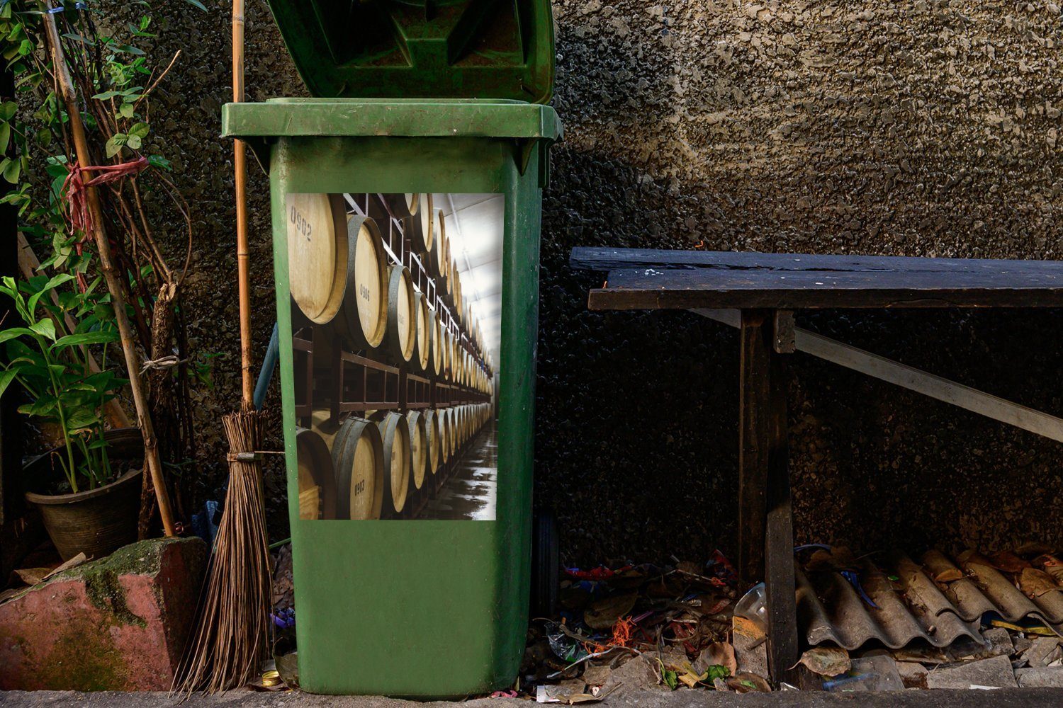 nur Wandsticker Ein Korridor Mülltonne, Abfalbehälter MuchoWow Container, mit (1 Weinfässern Mülleimer-aufkleber, St), Sticker,