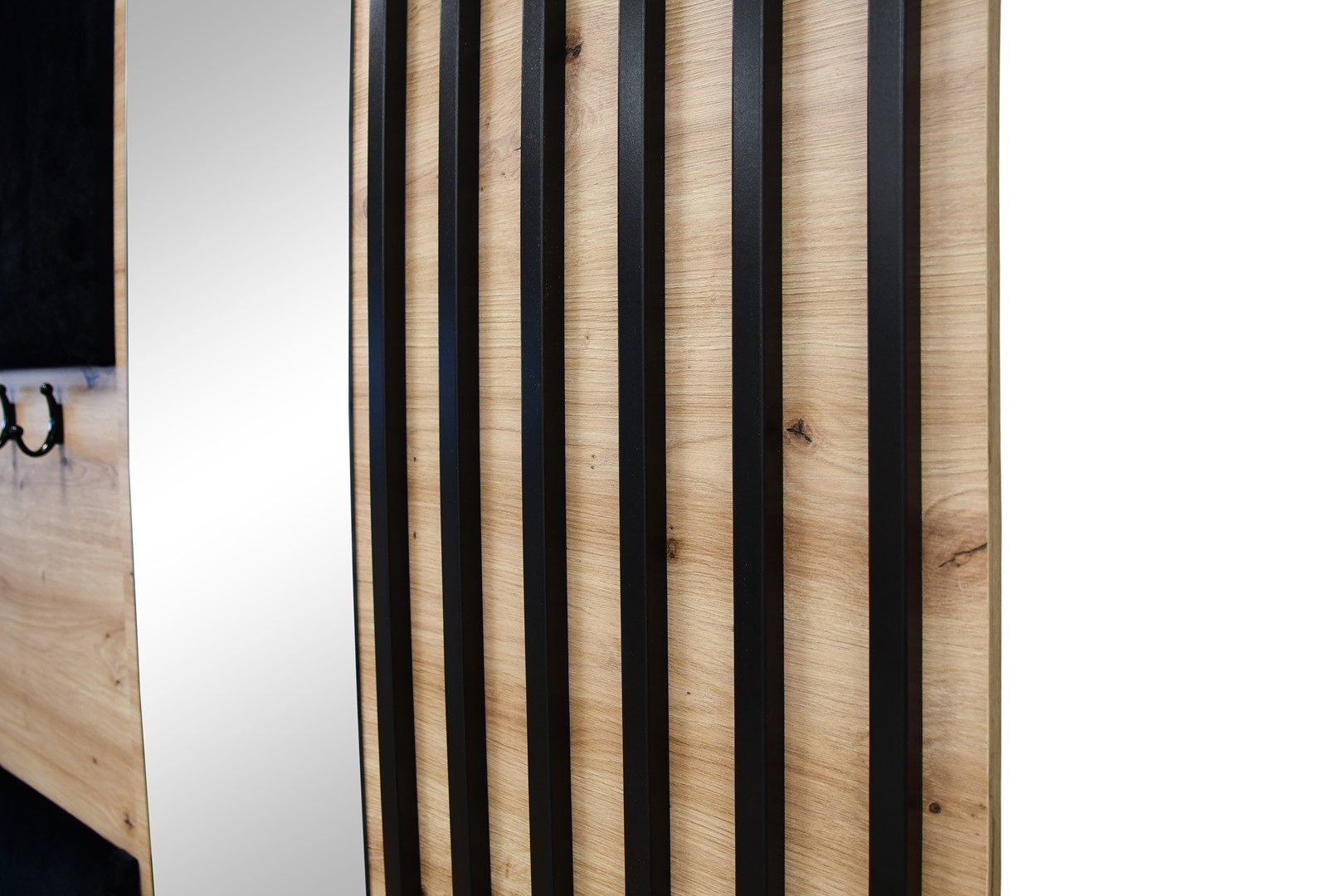 Beautysofa Garderobenschrank mit gepolsterten Paneelen und Spiegel MARGARET XL (zwei praktische Schuhschränke und zwei komfortable Kleiderschränke mit Kleiderstangen) mit dekorative Lamellen und praktischen Kleiderhaken