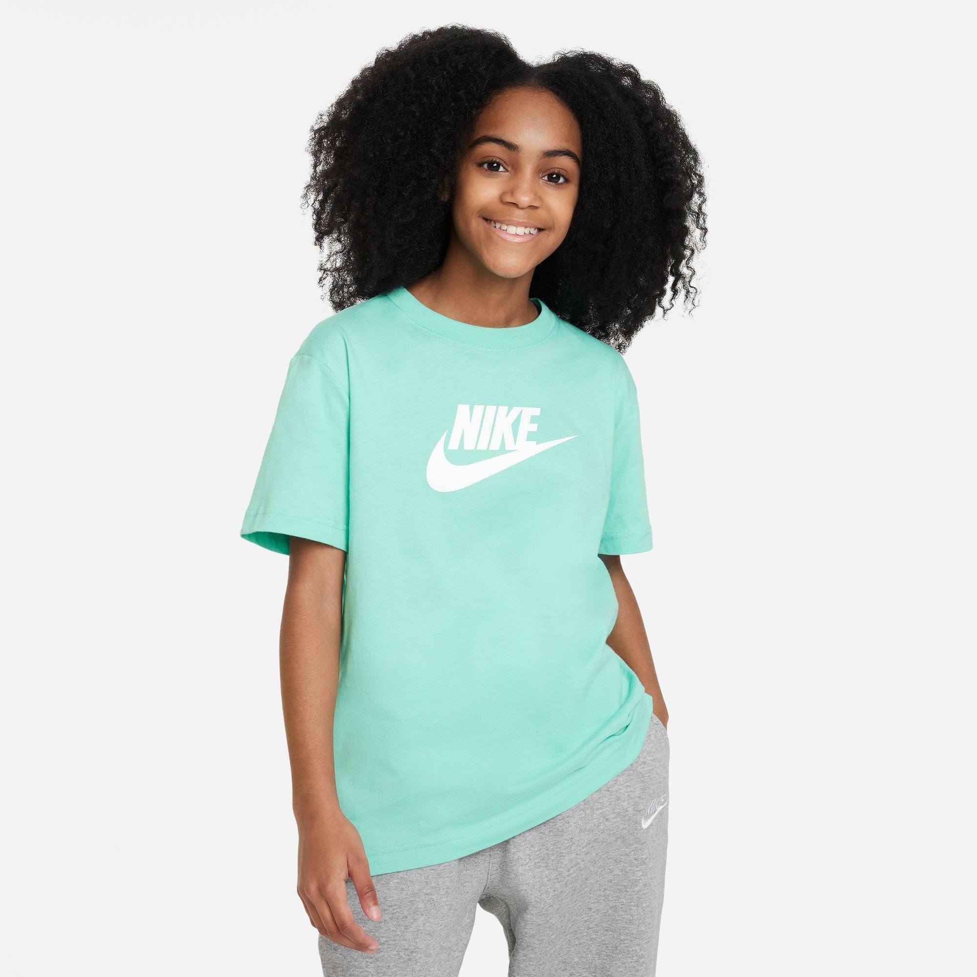 Nike Sportswear T-Shirt BIG KIDS' (GIRLS) T-SHIRT EMERALD RISE | Sport-T-Shirts