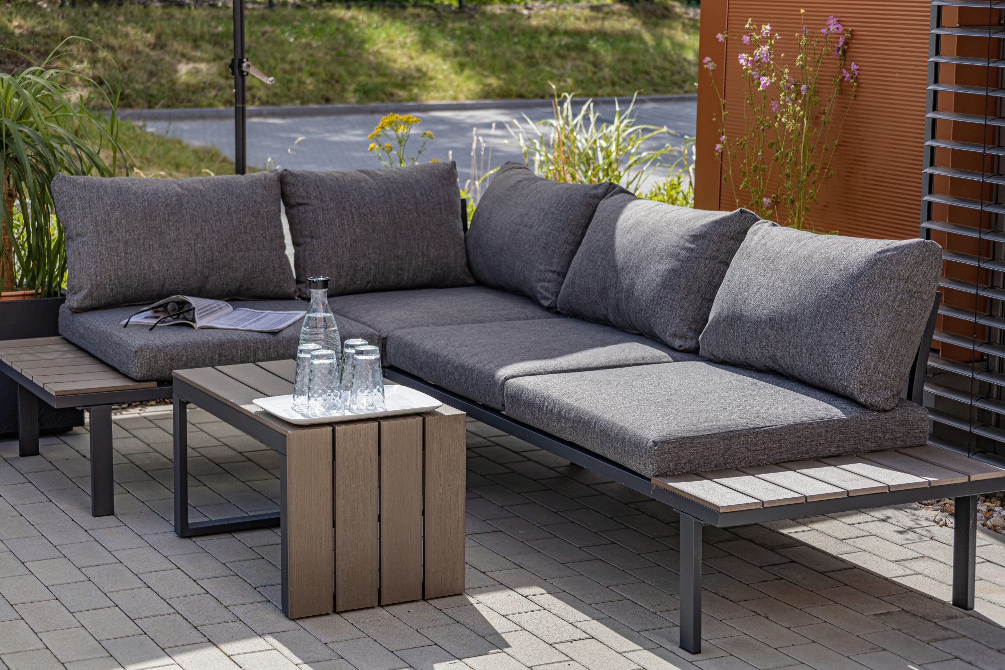ONDIS24 Gartenlounge-Set Ecksitzgarnitur Gartenmöbel-Set Eckbank, (3-tlg), inkl. Auflagen, Tisch mit Polywoodplatte, Holzoptik