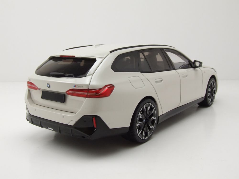 Minichamps Modellauto BMW i5 M60 Touring Kombi 2024 weiß metallic, Maßstab 1:18
