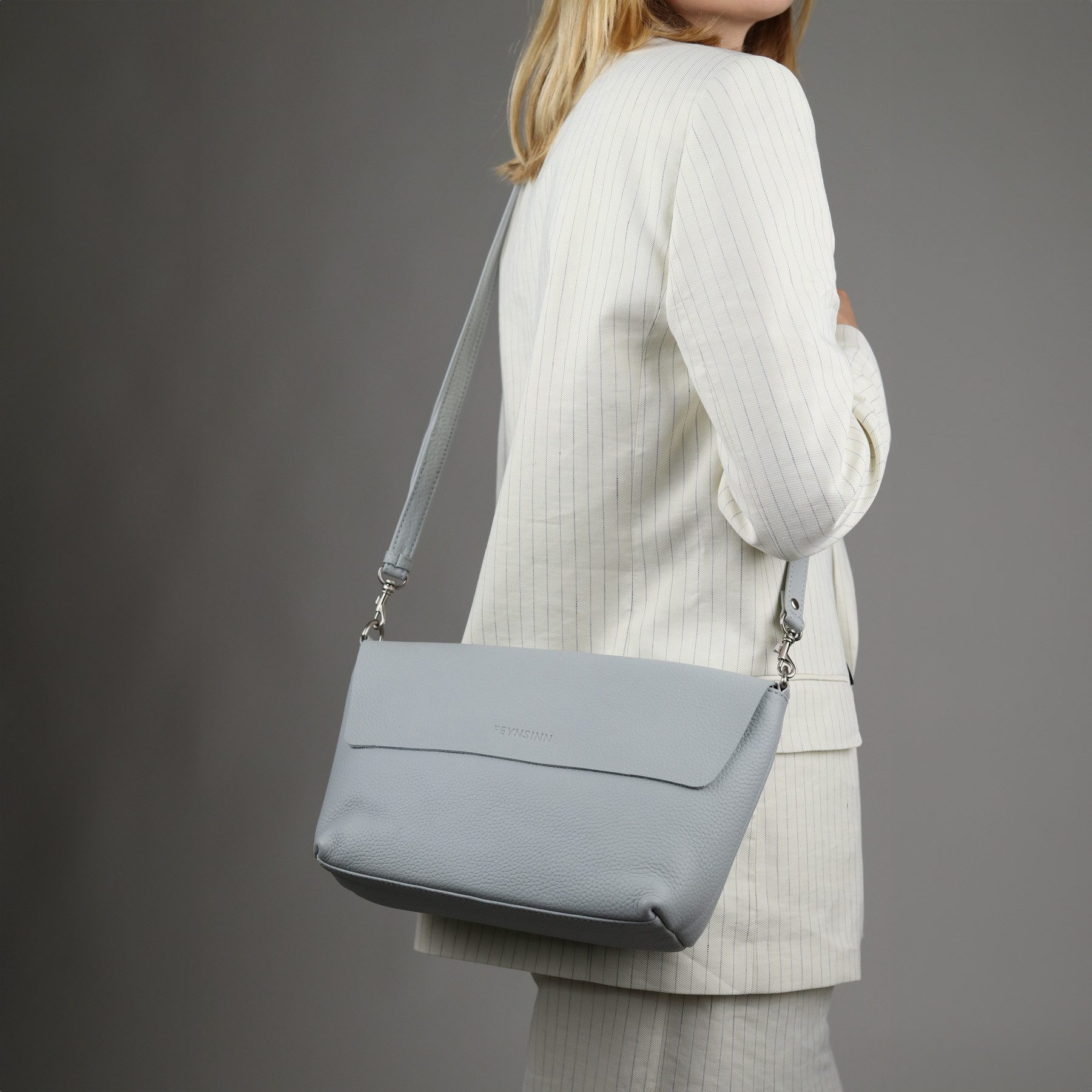 FEYNSINN Umhängetasche echt Leder groß Ledertasche slate LIVA, Schultertasche Echtleder Damen, Crossbody Bag M blau-grau