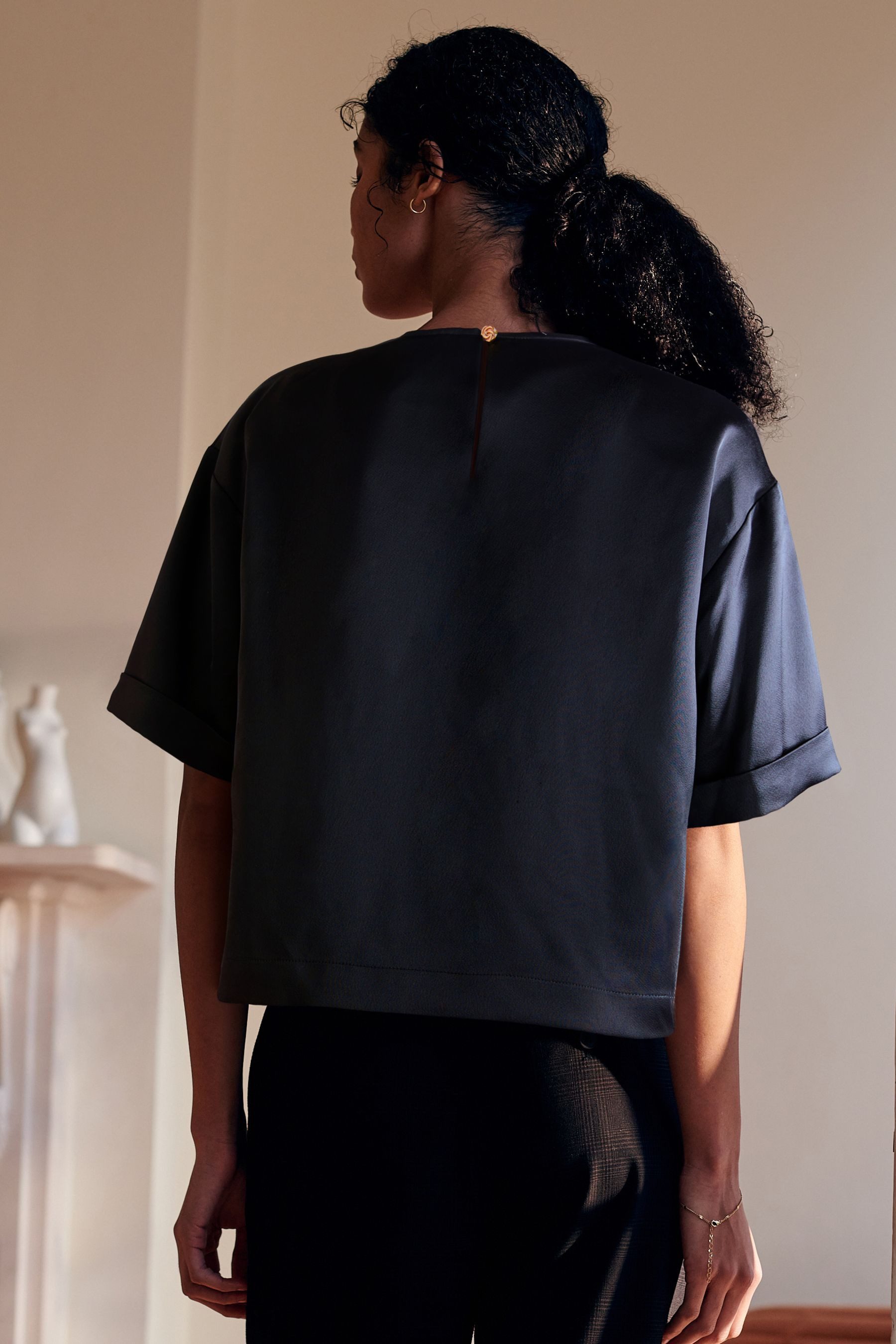 Next T-Shirt Kastiges Satin-T-Shirt mit kurzen Ärmeln (1-tlg) günstig online kaufen