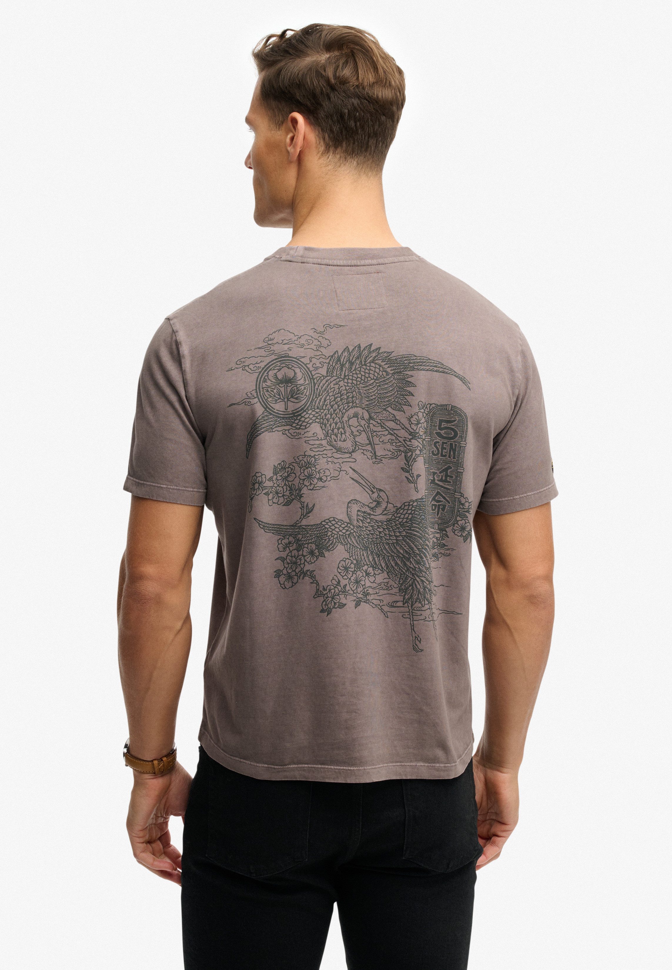 Superdry Rundhalsshirt TOKYO NARRATIVE LOOSE TEE mit coolem Tattoo-Print