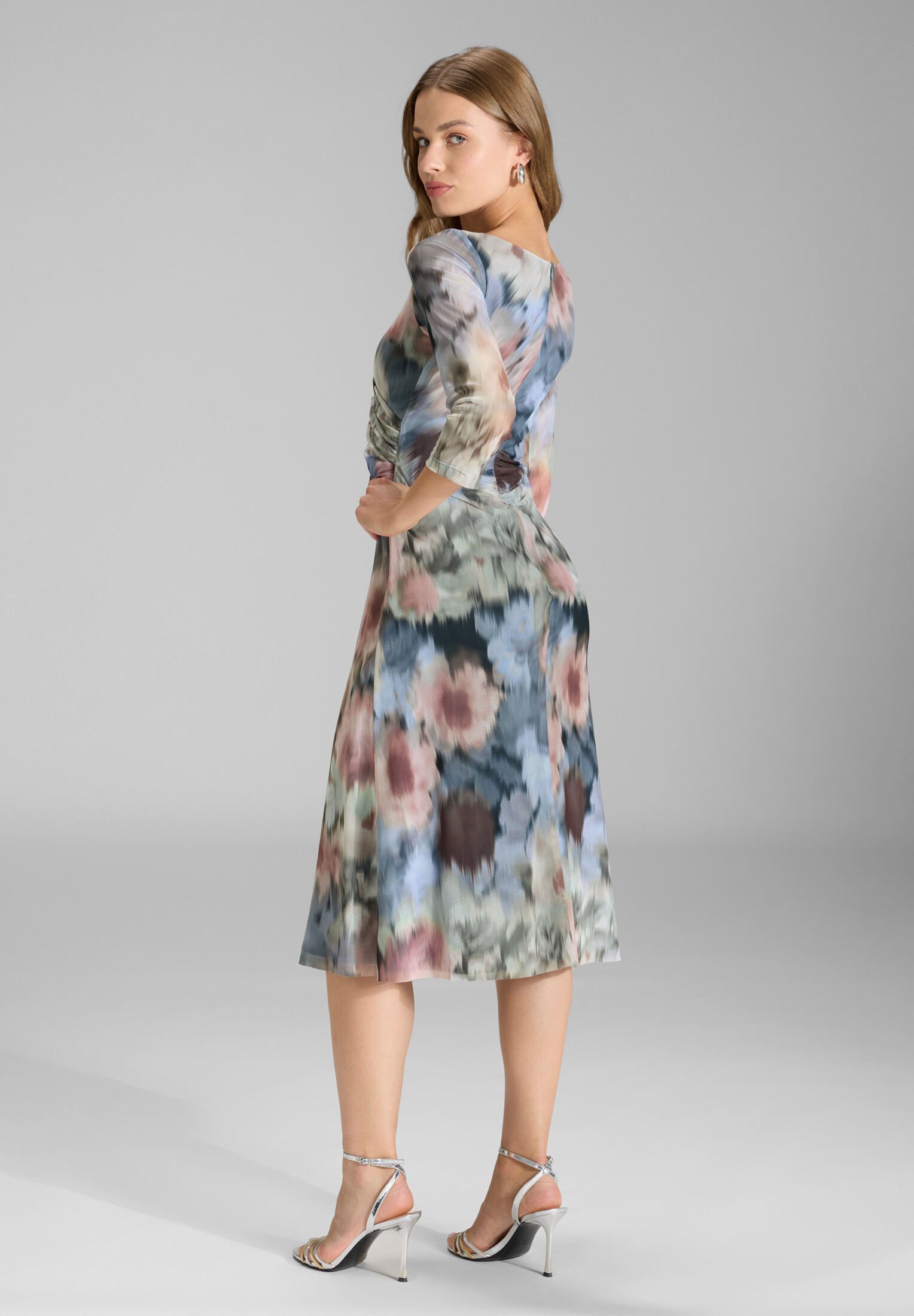 SWING Cocktailkleid - Midi Kleid aus bedrucktem Mesh in Wickel Optik Taillierter Schnitt mit fließendem Rockteil