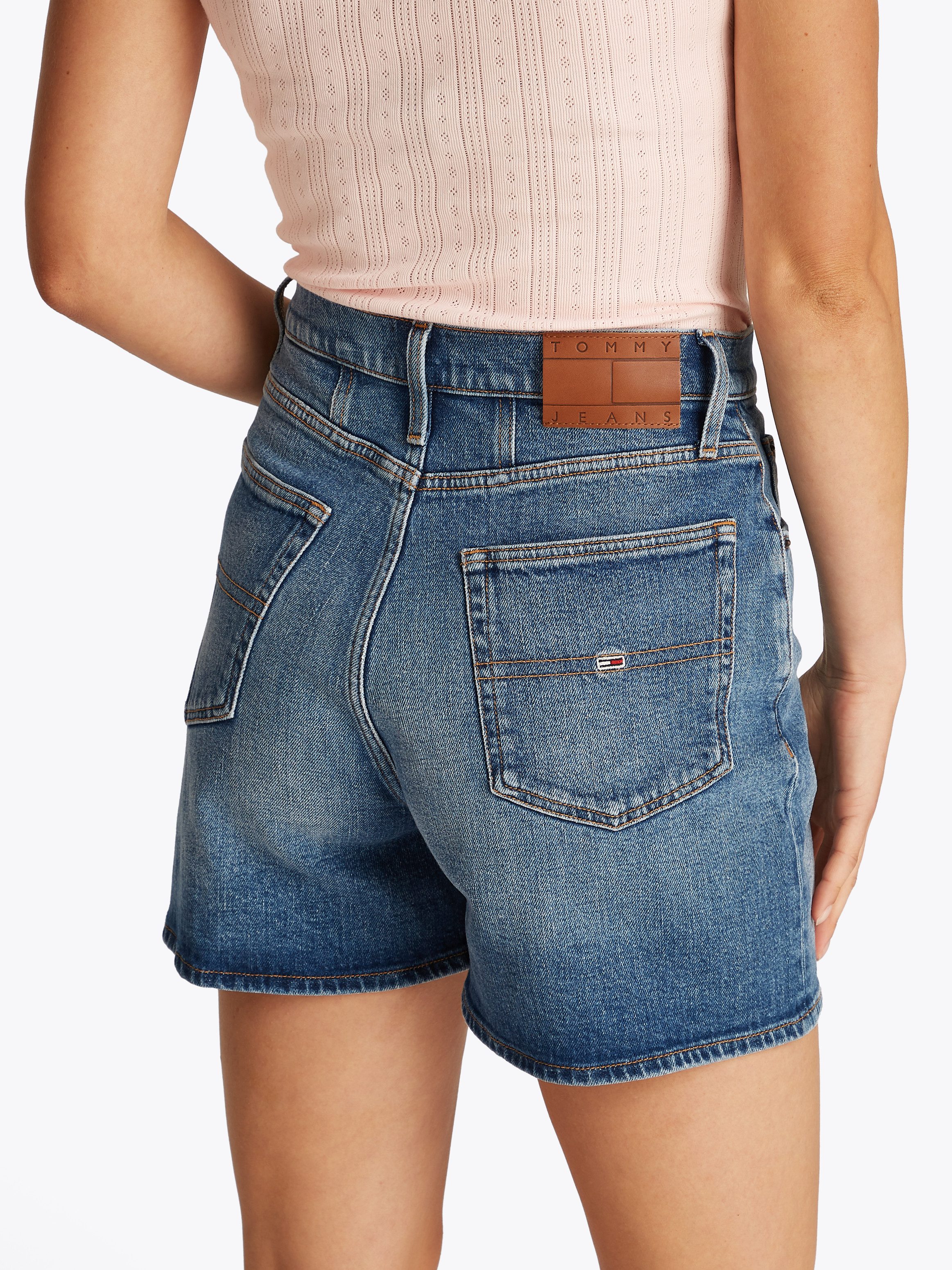 Tommy Jeans Shorts MOM SHORT BI0134 mit Logo-Badge, in blauer Waschung günstig online kaufen