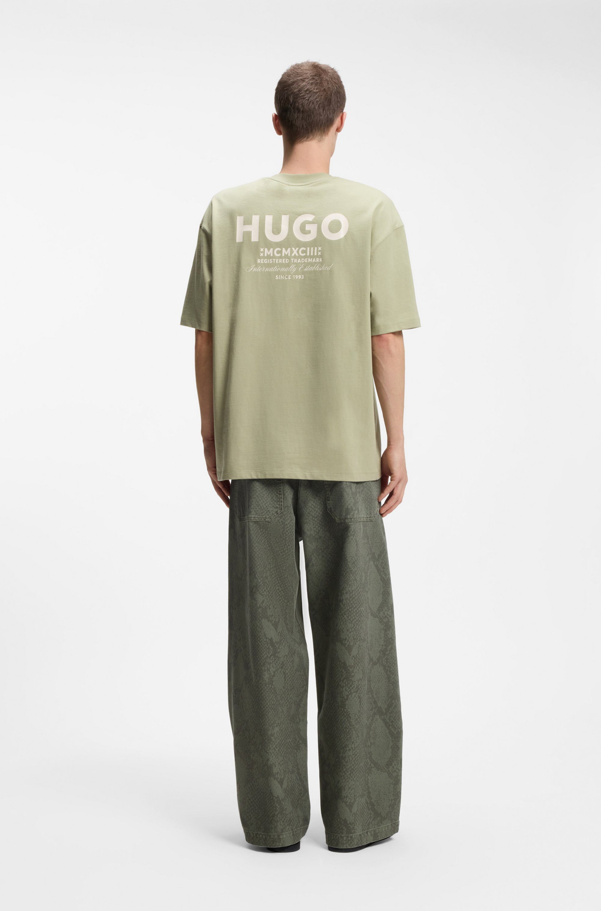 HUGO T-Shirt Nalono mit Logodruck, Oversized Look mit Backprint – Bild 4 von 5