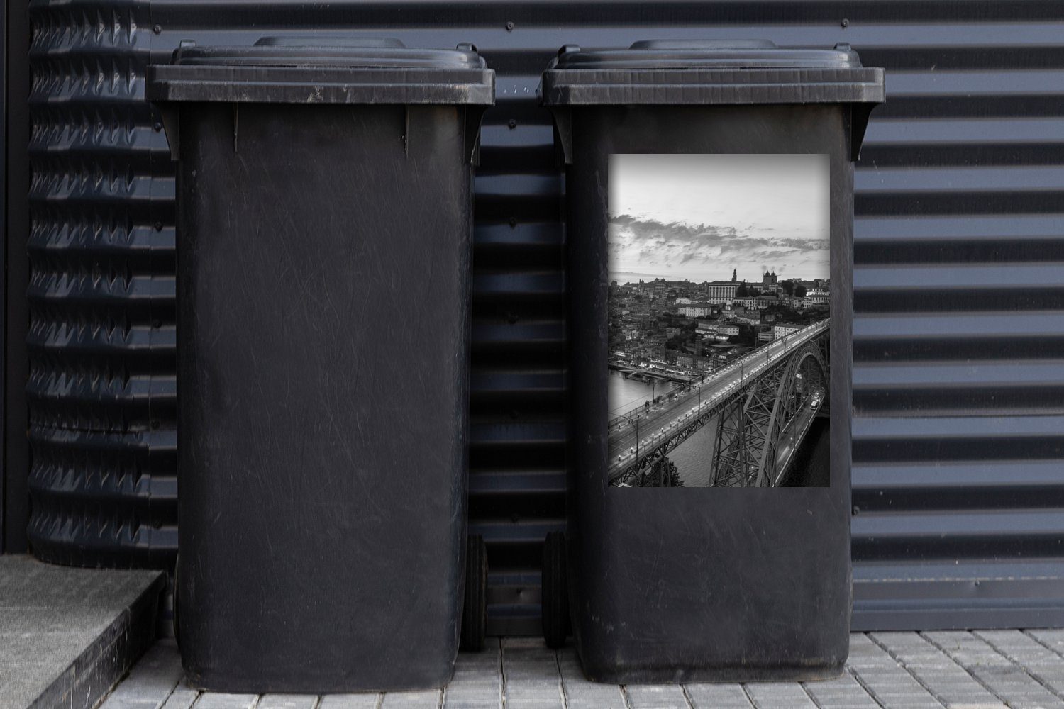 Mülltonne, Mülleimer-aufkleber, St), (1 Abfalbehälter am Porto Wandsticker Abend und schwarz - Container, weiß MuchoWow Sticker,