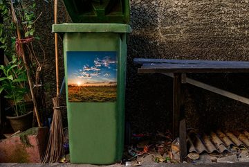 MuchoWow Wandsticker Sonnenuntergang - Natur - Wolken - Gras (1 St), Mülleimer-aufkleber, Mülltonne, Sticker, Container, Abfalbehälter