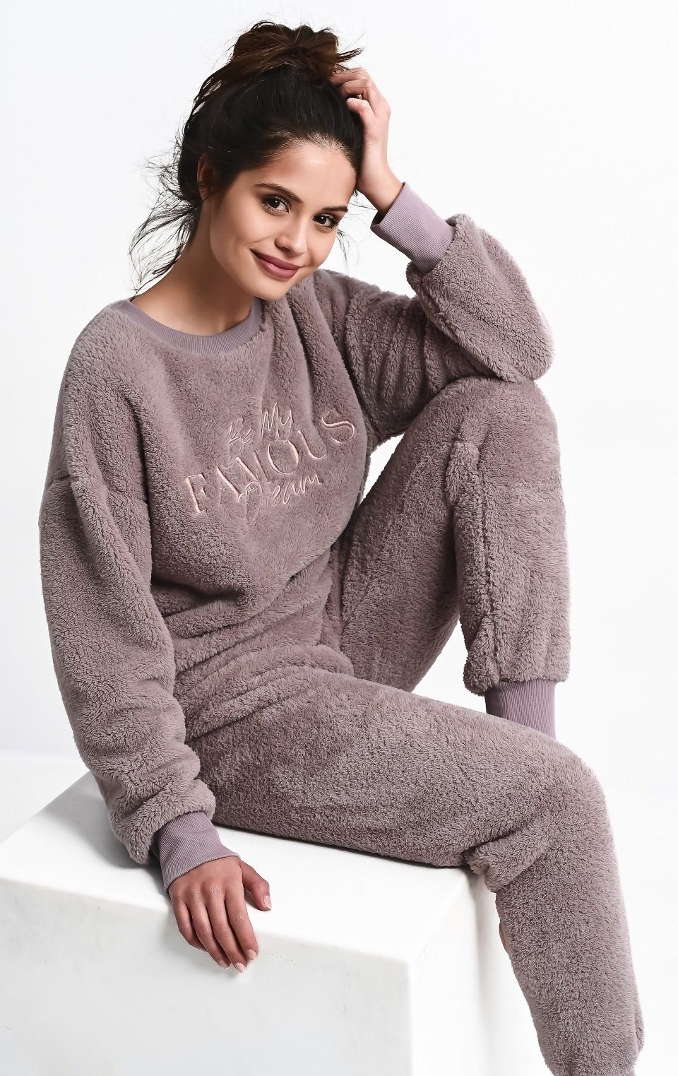 Sensis Loungeanzug Pyjama warm und kuschlig, dezente Stickerei