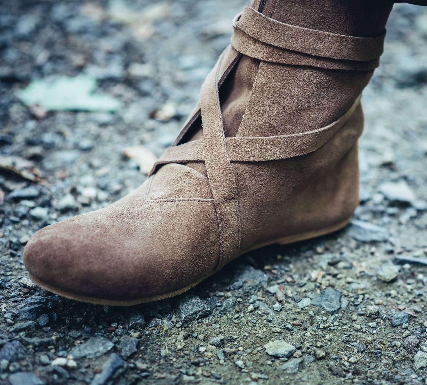 Leonardo Carbone Wikinger-Kostüm Stiefel "Frode" mit überkreuzter Schnürung, sichtbare Nähte, hochwertiges Veloursleder
