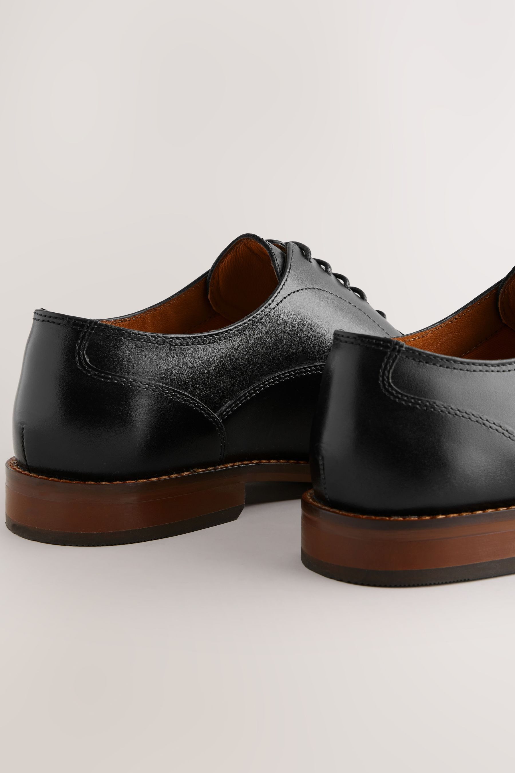 Next Oxford-Lederschuhe, Zehenkappe und Kontrastsohle Schnürschuh (1-tlg)