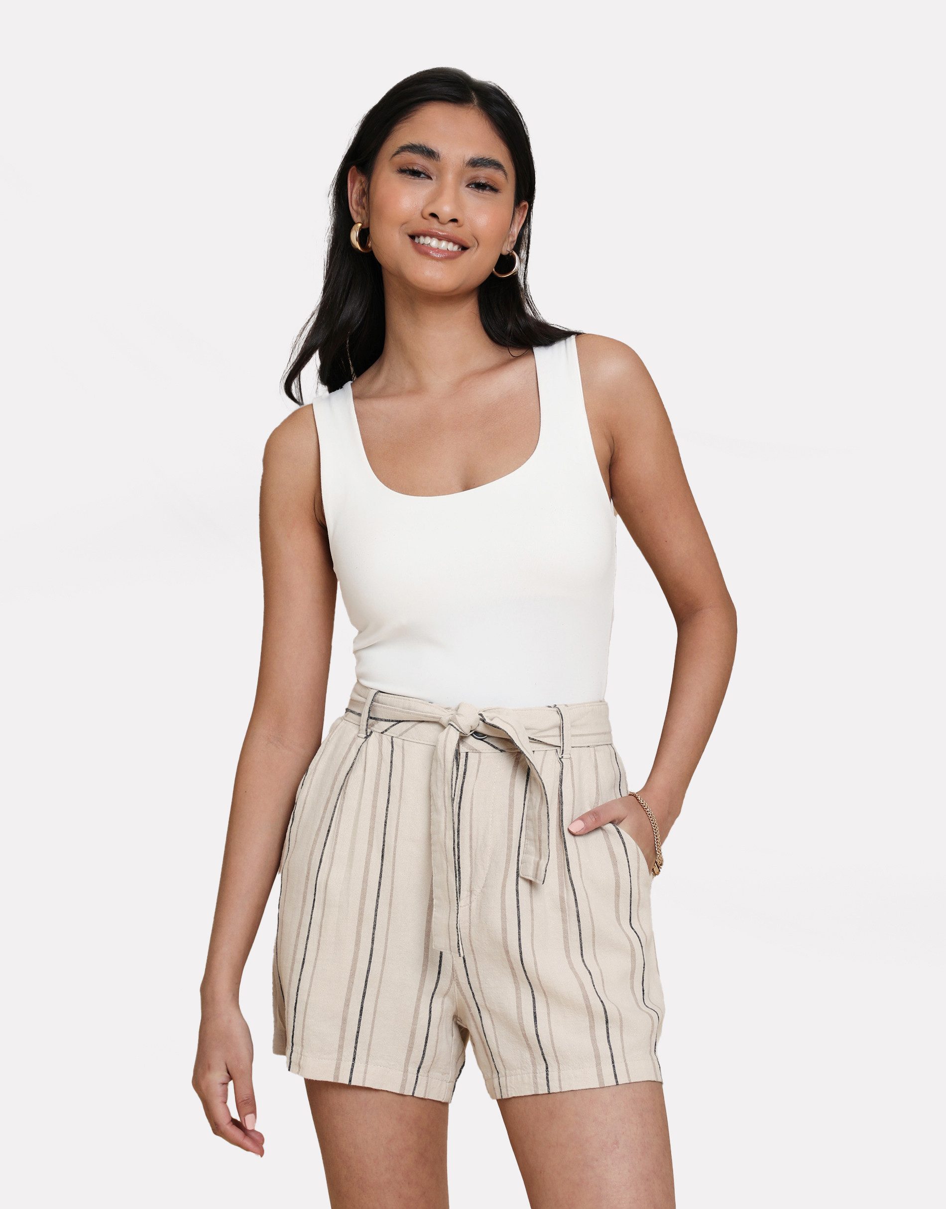 Threadbare Shorts mit Gürtel