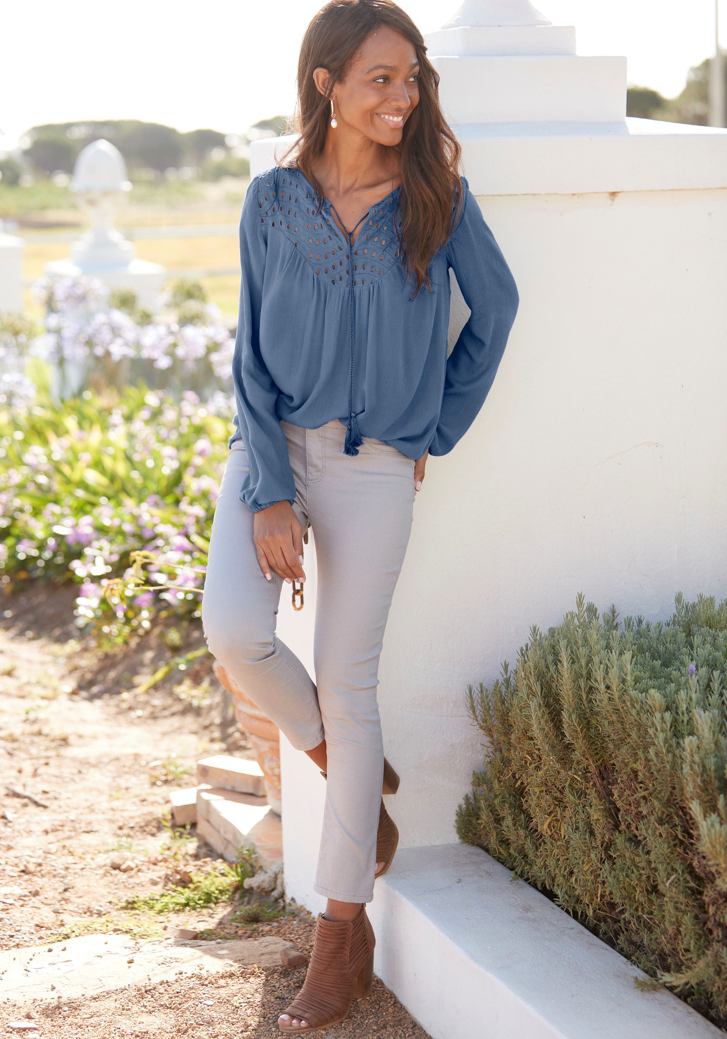 LASCANA Crepebluse mit Lochstickerei, Damenbluse, lockere Passform