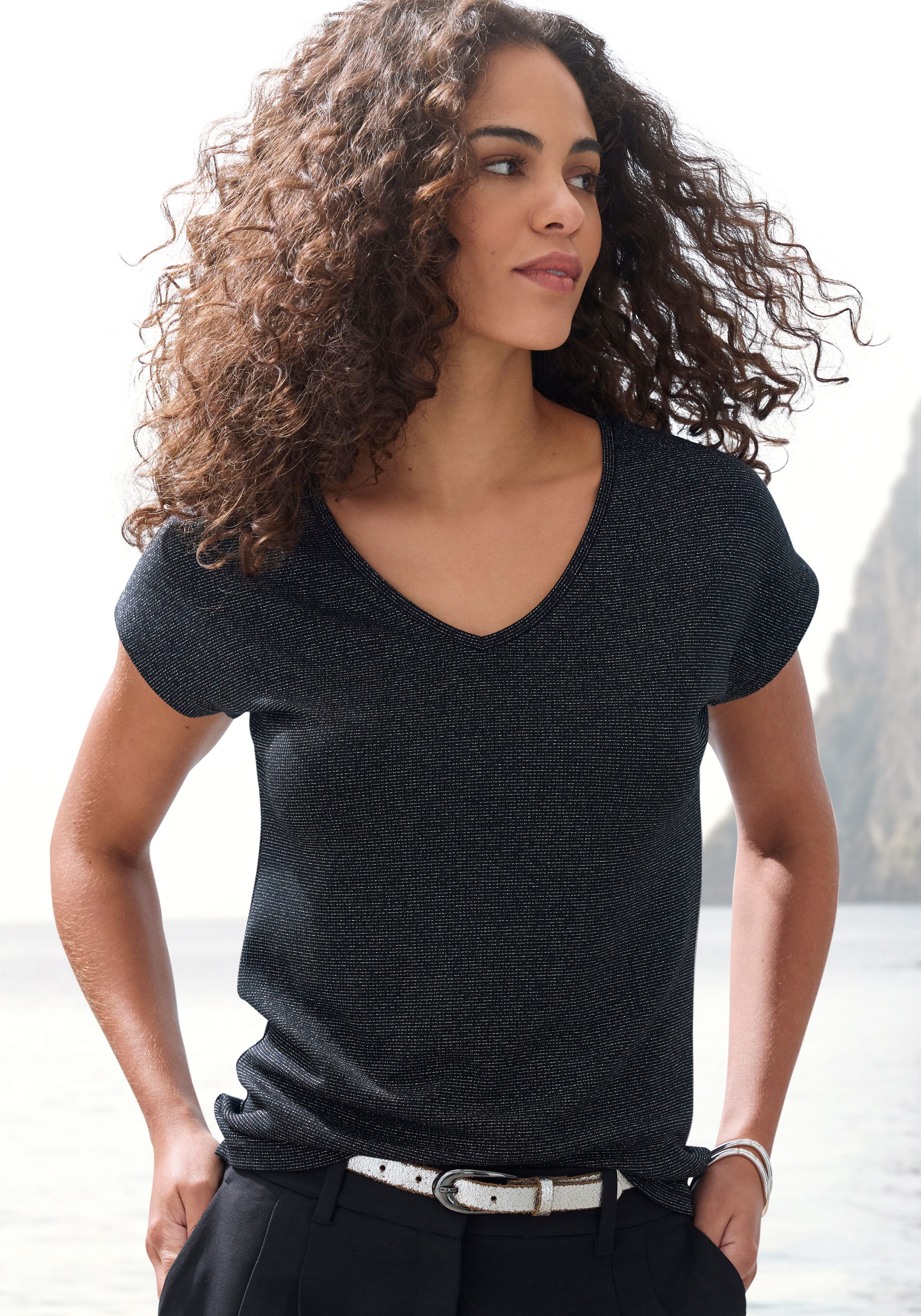 LASCANA Kurzarmshirt mit silberfarbenem Glitzereffekt mit V-Ausschnitt