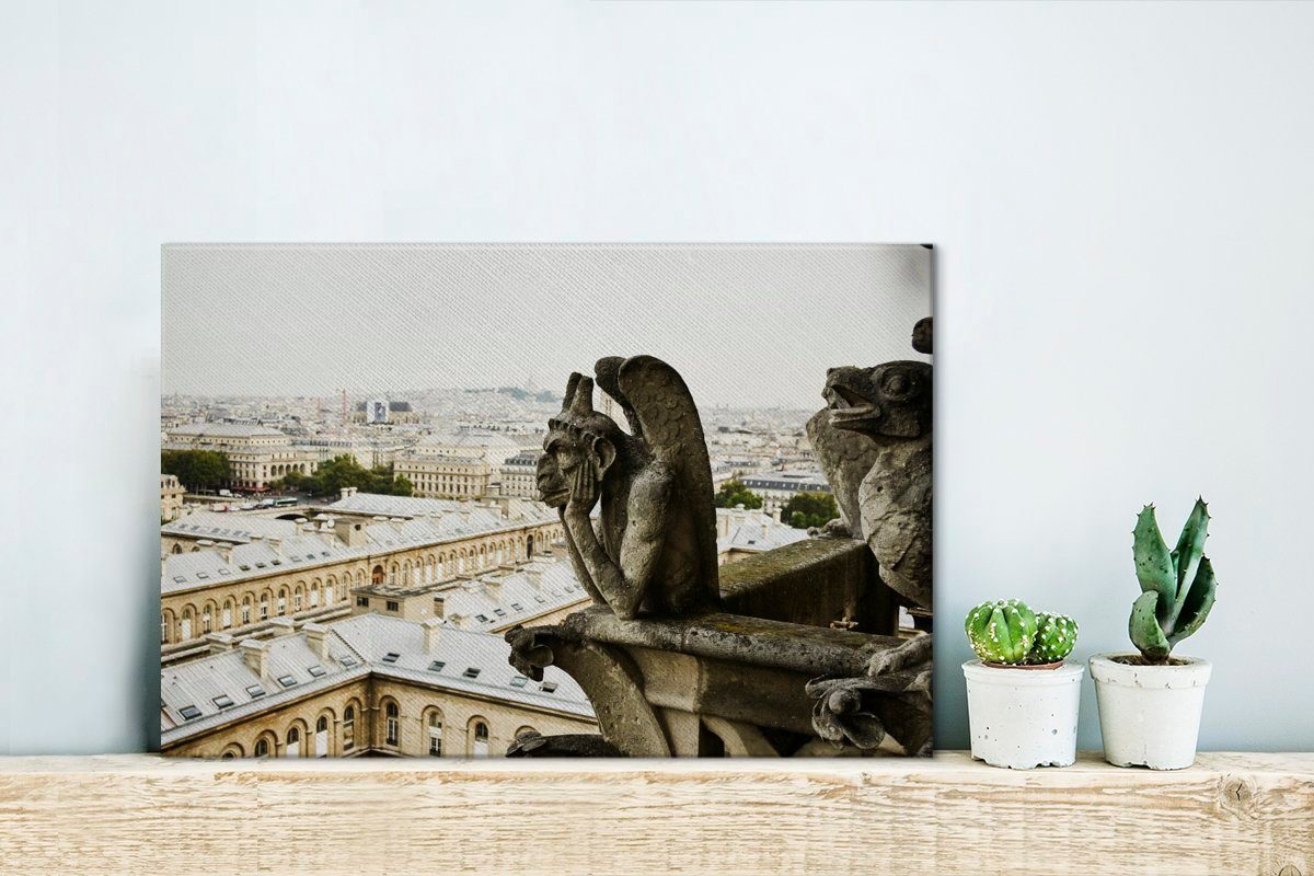 OneMillionCanvasses® Leinwandbild Gargoyle aus nächster Fassade cm der (1 oberen an Wanddeko, St), Dame, Notre Wandbild Aufhängefertig, Nähe Leinwandbilder, von 30x20