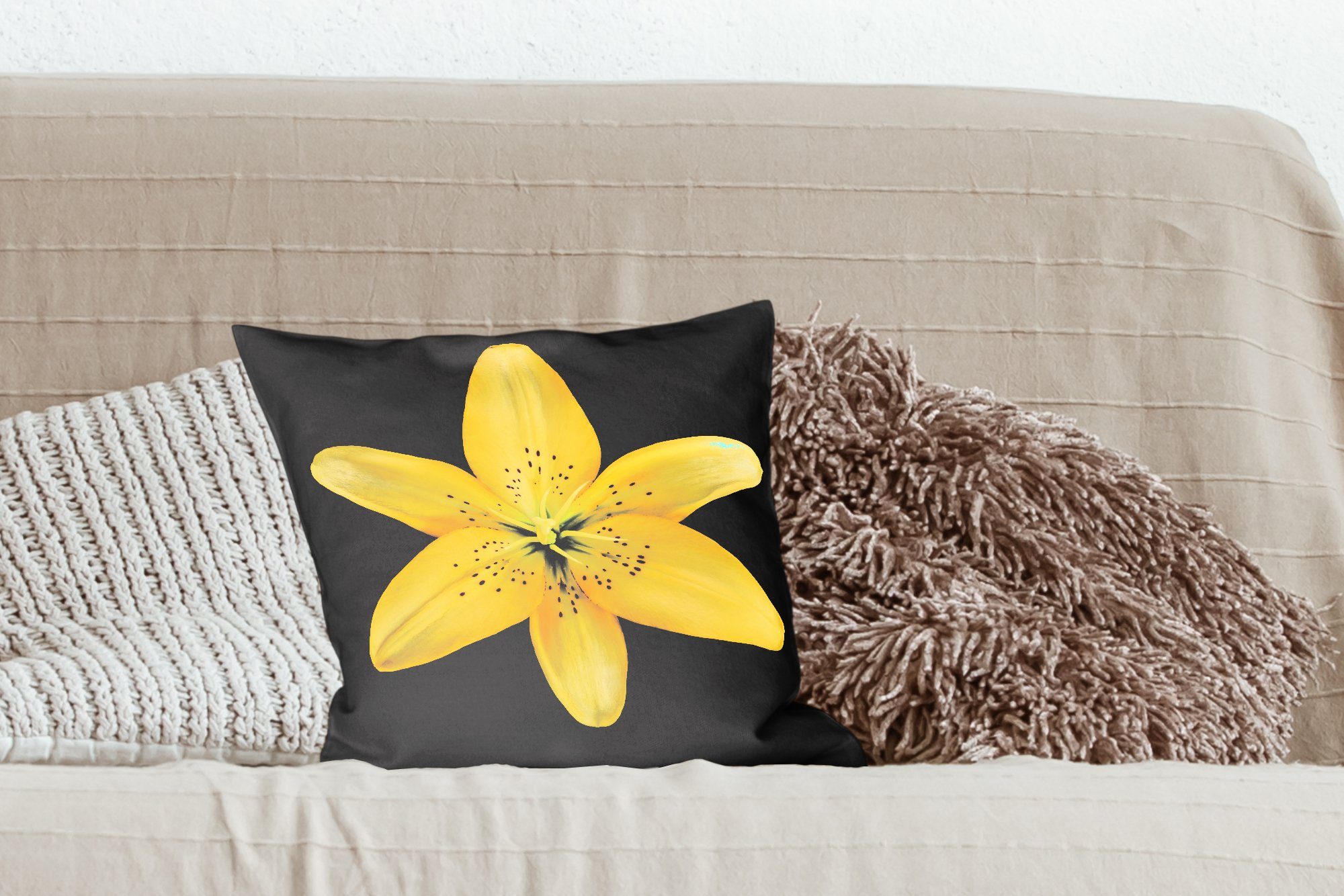 Deko, Schlafzimmer, Dekokissen Hintergrund, Füllung Zierkissen schwarzem mit Sofakissen Lilienblüte für auf Wohzimmer, MuchoWow Eine gelbe