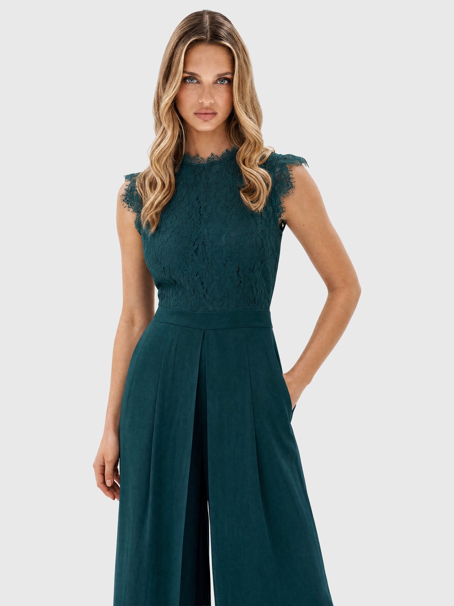 Apart Jumpsuit mit Spitzentop und weitem Bein