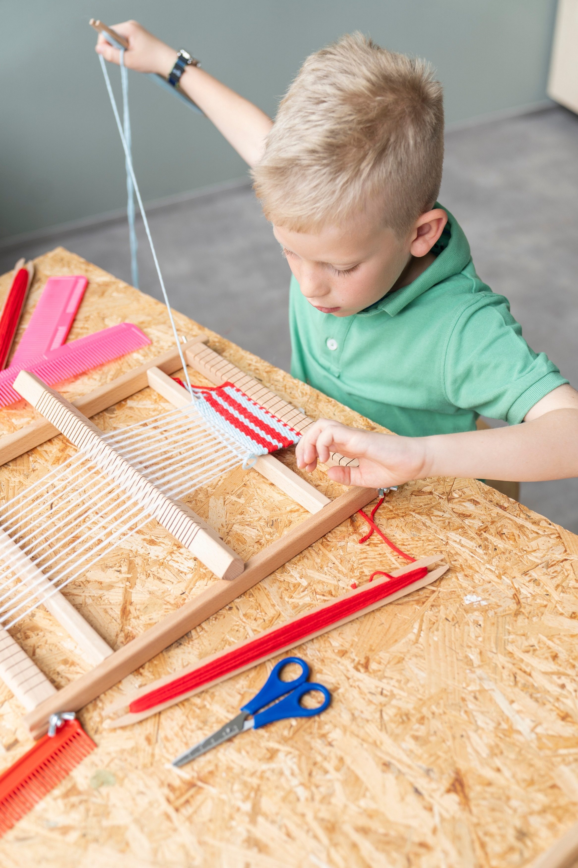 Betzold Lernspielzeug Großer Schul-Webrahmen – 30x40cm Web-Set für Kinder Basteln – Bild 4 von 5