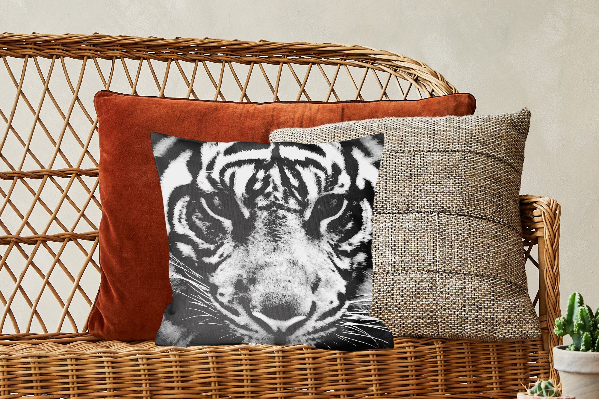 MuchoWow Dekokissen Sumatra-Tiger in Füllung Wohzimmer, schwarzem mit Zierkissen Deko, schwarz Sofakissen und vor Schlafzimmer, weiß, Hintergrund für