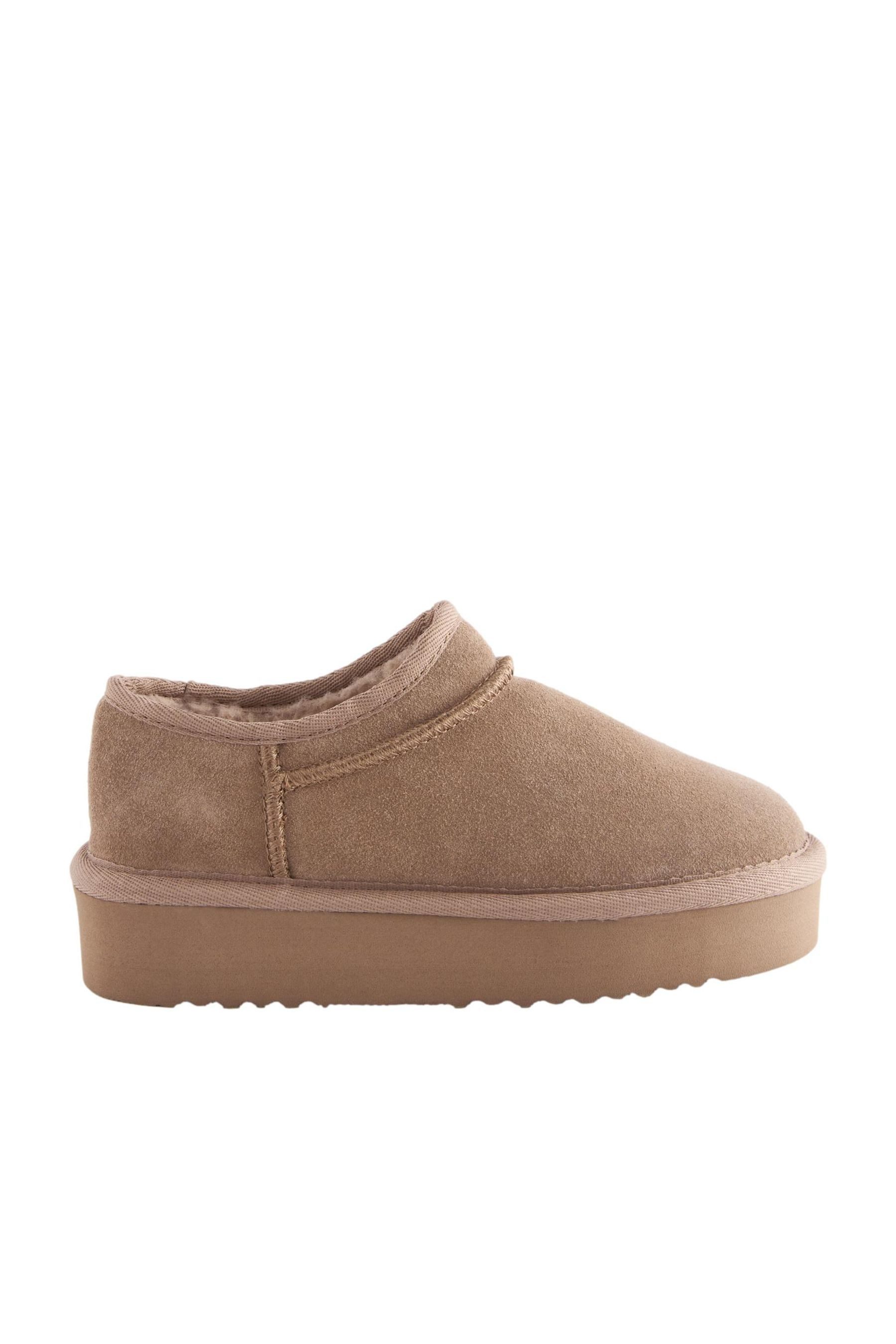 Plateau-Pumps aus Veloursleder Stiefelette