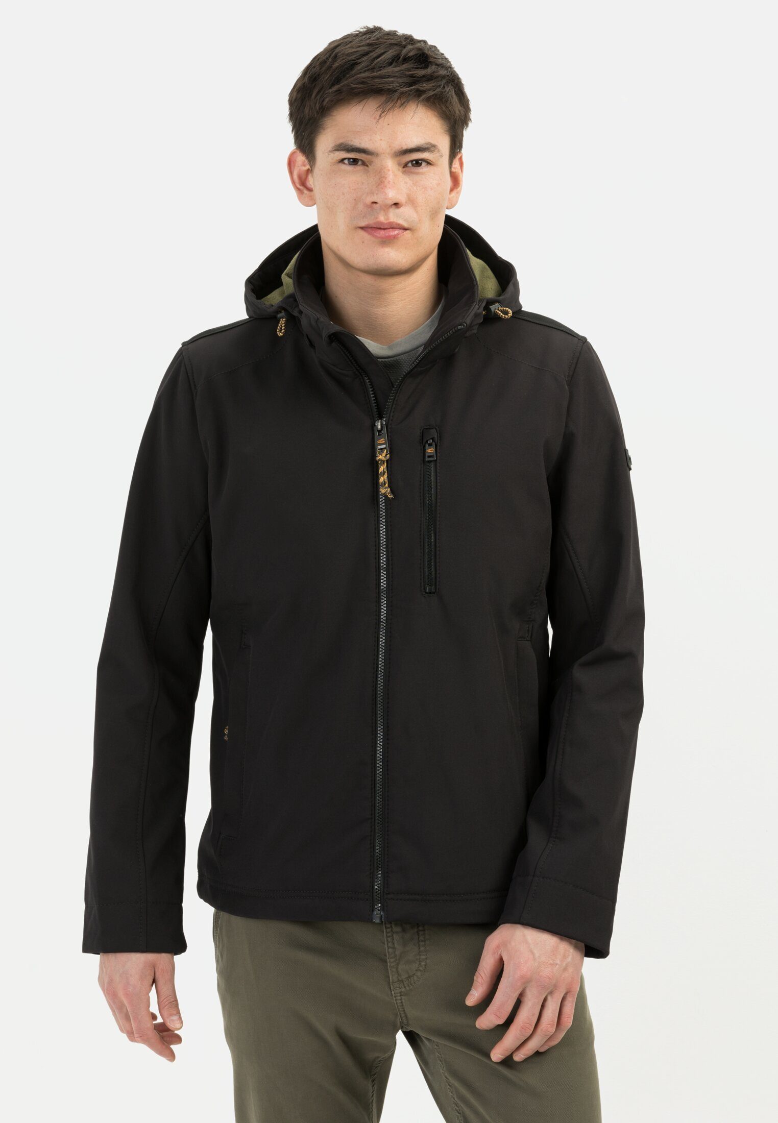 Softshelljacke mit abnehmbarer Kapuze