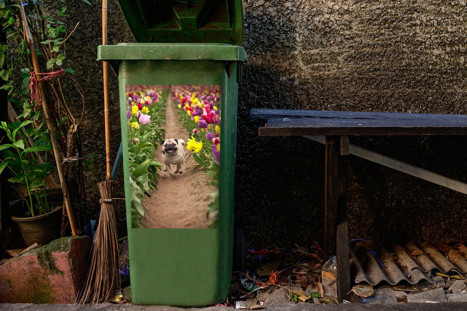 (1 Mülltonne, Wandsticker Container, Mülleimer-aufkleber, St), Abfalbehälter Sticker, MuchoWow Blumen - - Mops Tulpen