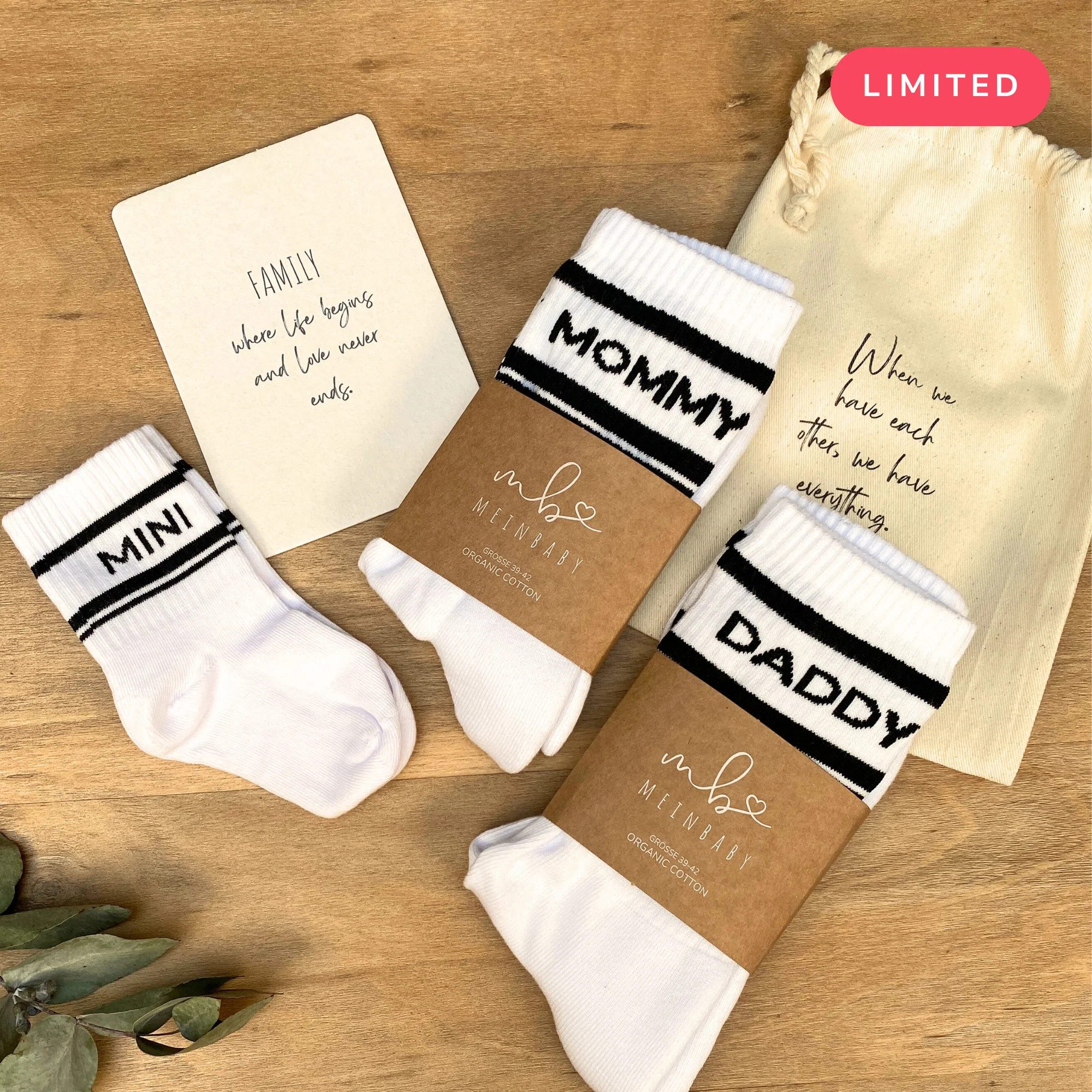 MeinBaby123® Tennissocken Geschenkset Schwangerschaft, Geschenk zur Geburt & Baby Shower (Set, 3er Socken Set inkl. Baumwollsäckchen und Karte) Geschenk frischgebackene Eltern, Familiensocken Mama Papa Baby