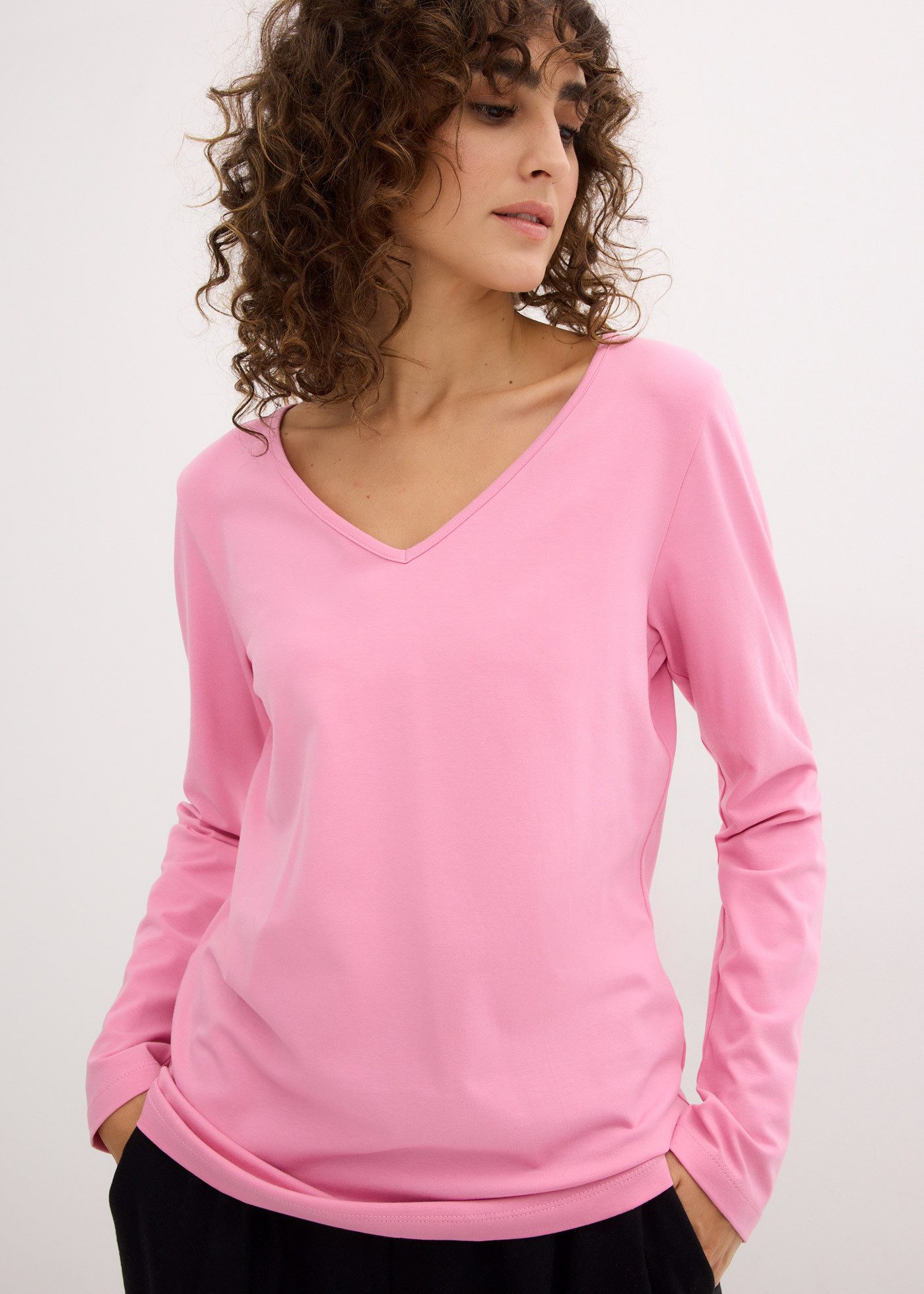 bonprix Langarmshirt (Packung, 2-tlg) Slim fit Passform, mit V-Ausschnitt, aus Baumwolle und Elasthan