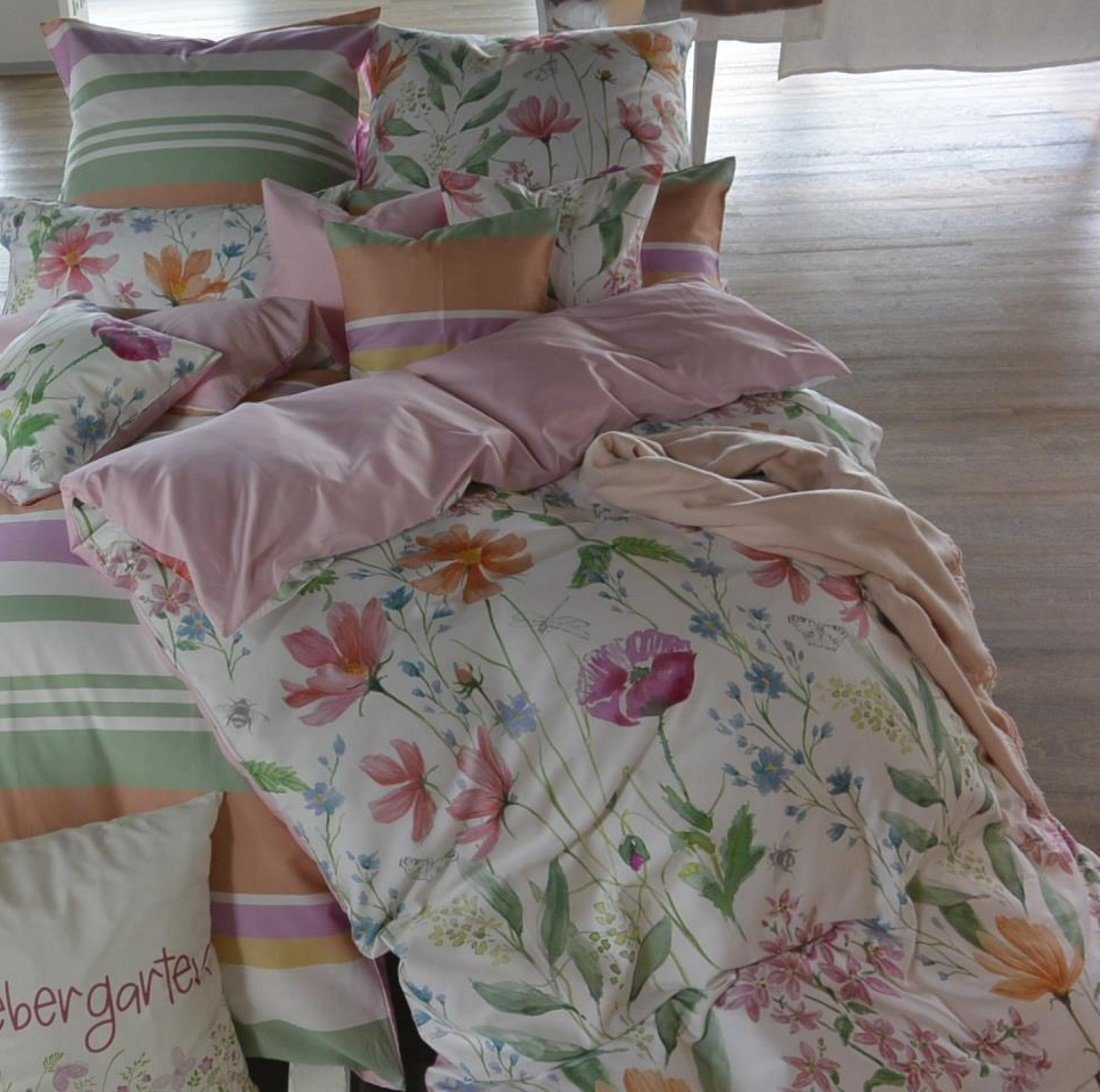 wohnTRAUM24 Bettwäsche Bettwäsche 135x200 Rosa, mit Getuftet HERZENMUSTER, Satin, 2 teilig, romantische Blumen und Gräser in zarten Farben