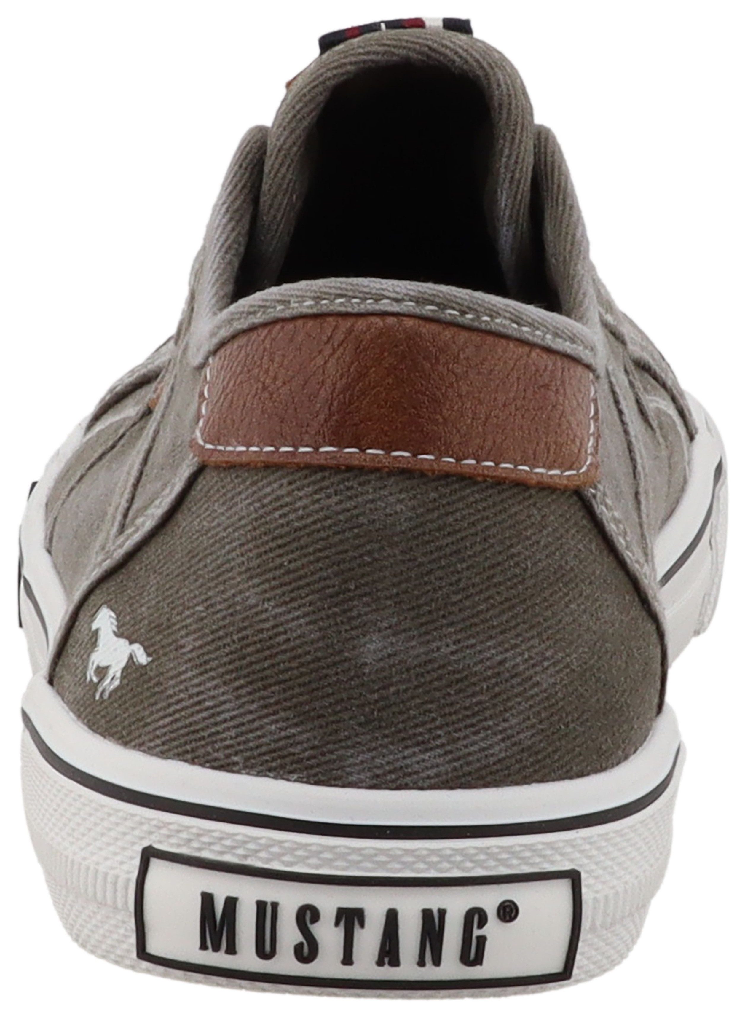 Mustang Shoes Ignazio Slip-On Sneaker Slipper, Freizeitschuh, Halbschuh mit Logo-Aufnähern