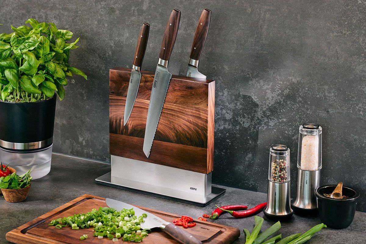 GEFU Magnet-Messerblock ENNO (1tlg), aus hochwertigem Walnussholz, für bis zu 10 Messern, Antirutsch Fuss