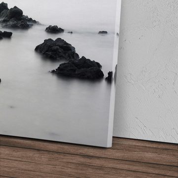 Sinus Art Leinwandbild 120x80cm Wandbild auf Leinwand Felsen Strand Meer Nebel Schwarz Weiß F, (1 St)