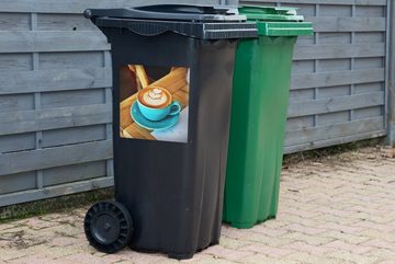 MuchoWow Wandsticker Eine herzförmige Blume auf einem Cappuccino (1 St), Mülleimer-aufkleber, Mülltonne, Sticker, Container, Abfalbehälter