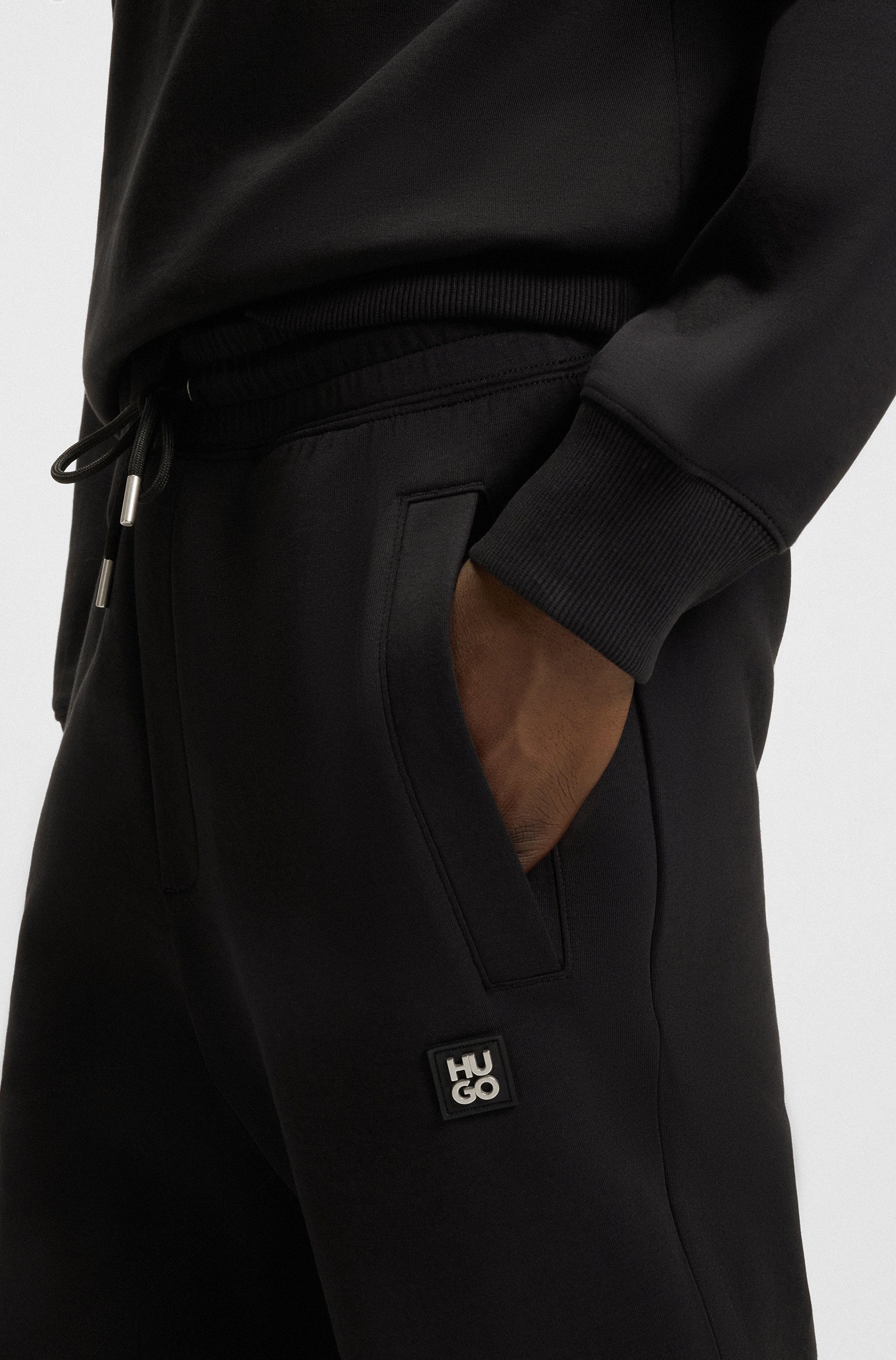 HUGO Sweathose Dimacs Metal Logo elastischer Bund mit Kordel, Relaxed Fit, Premium Interlock – Bild 4 von 5