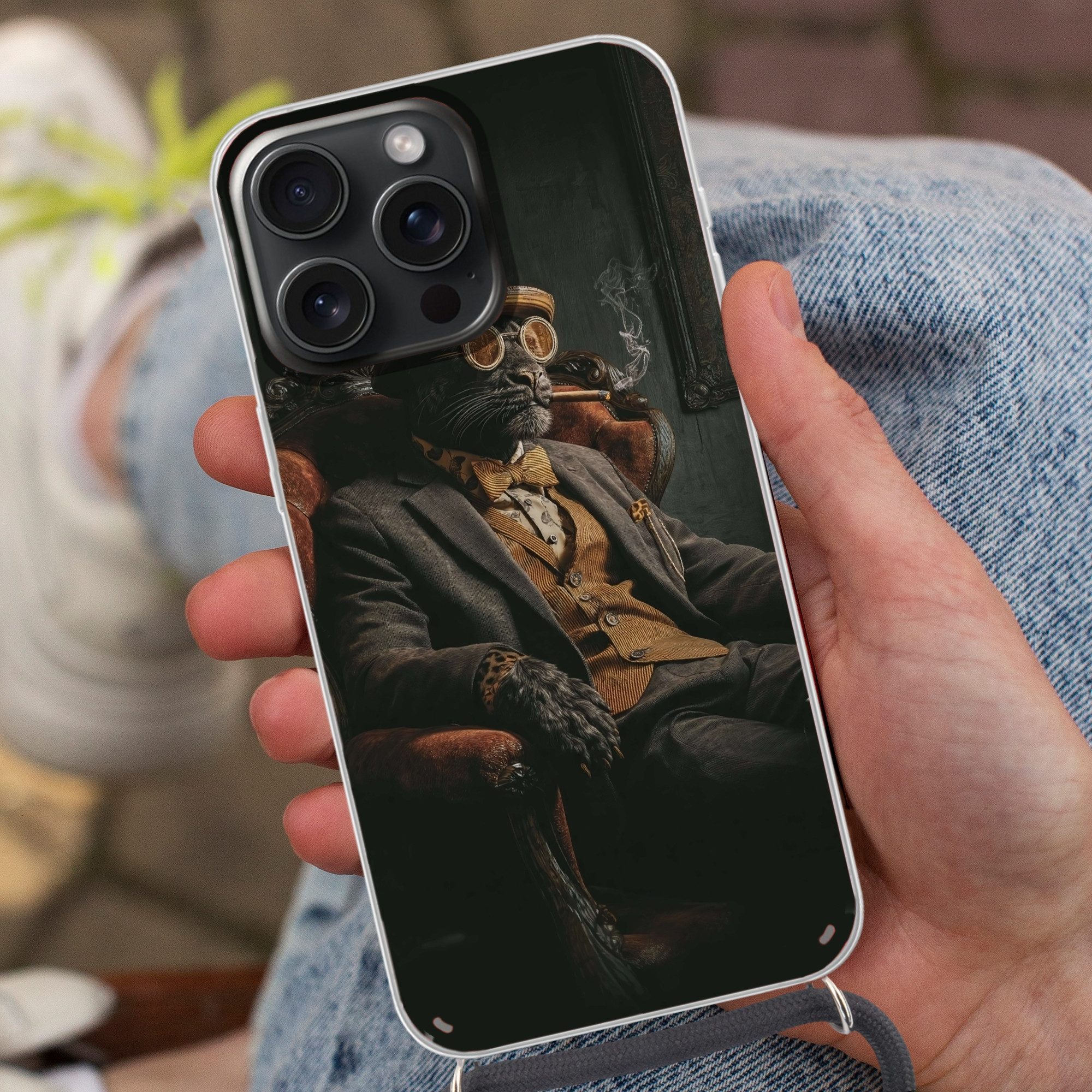 MuchoWow Handyhülle für Apple iPhone 15 Pro Max Katze - Anzug - Orange - Zigarre, Tragbare Handyhüllen mit Kette zum umhängen, Handykette Handyband