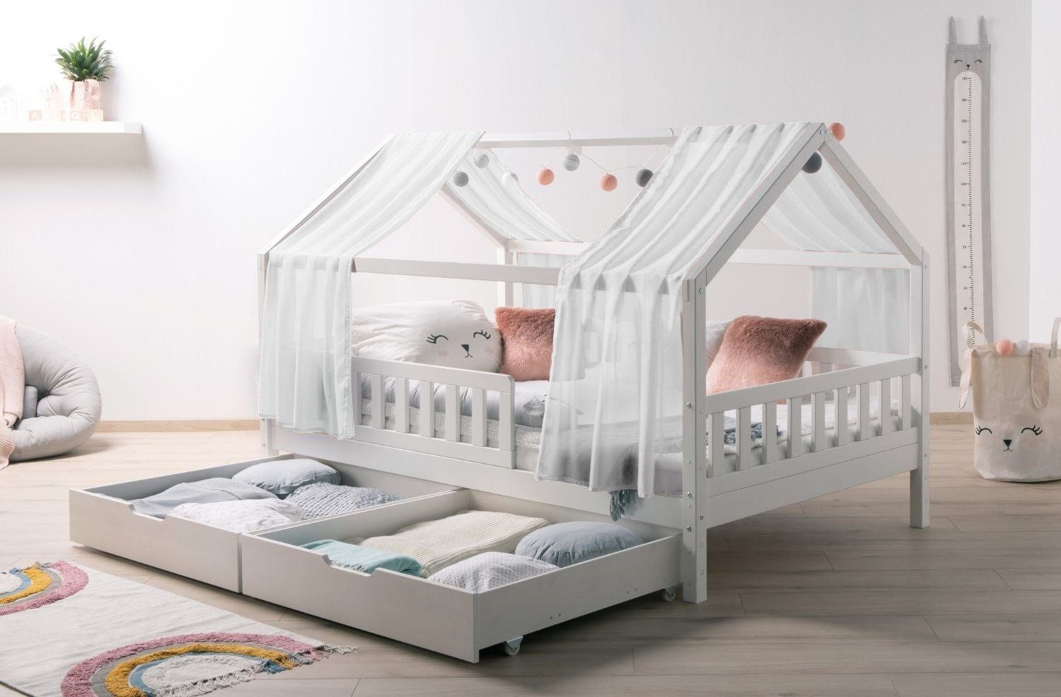 Ticaa Hausbett Kim mit Rausfallschutz und Schubkasten aus Kiefer, Kinderbett 120x200, inkl. Tüll-Set, mit Rollrost