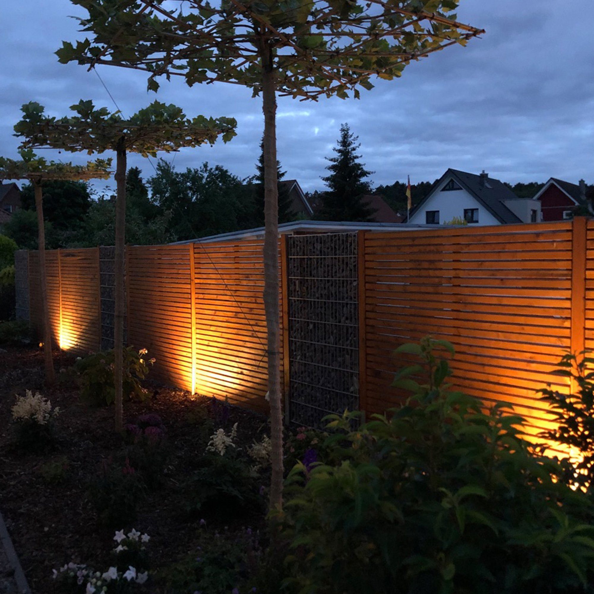 B.K.Licht Gartenstrahler BK_GS1083 2er wechselbar, 2,9W, 2x LED-Gartenstrahler, Wegbeleuchtung, GU10, LED Warmweiß, 3.000K Warmweißes IP44, inkl. Schwarz Schwenkbar, Licht, 260Lm, Set