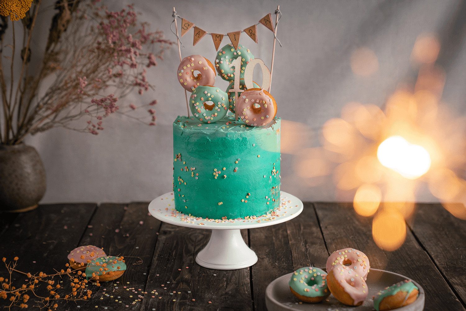 Sallys Tortenständer aus Keramik -Tortenplatte in Weiß mit Fuß, Kuchenplatte zum Dekorieren, zeitloses Design