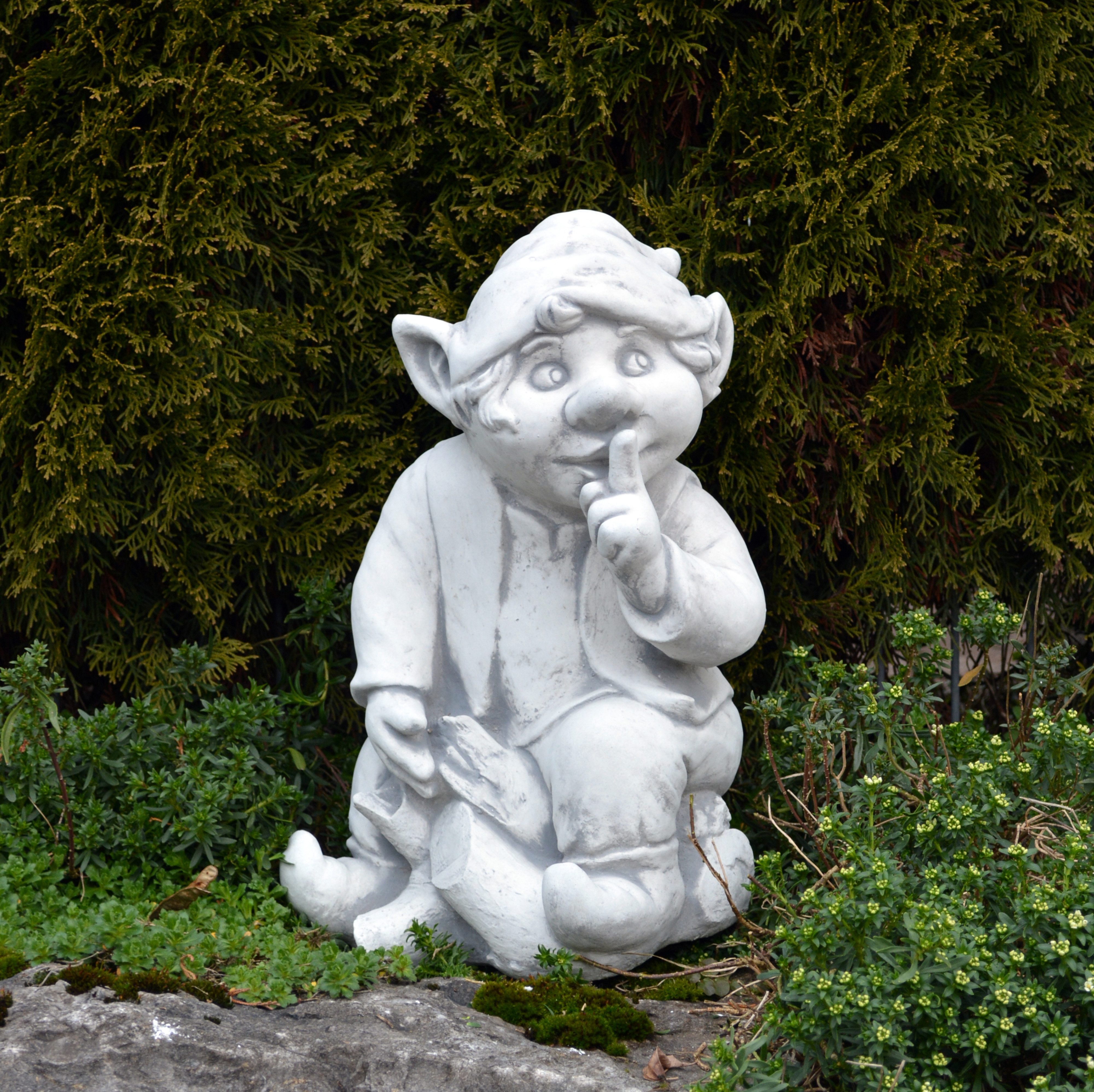 gartendekoparadies.de Gartenfigur Gnom mit Geheimnisse, Steinfigur Wichtel, H. 38 cm, 25 kg, Frostsicher