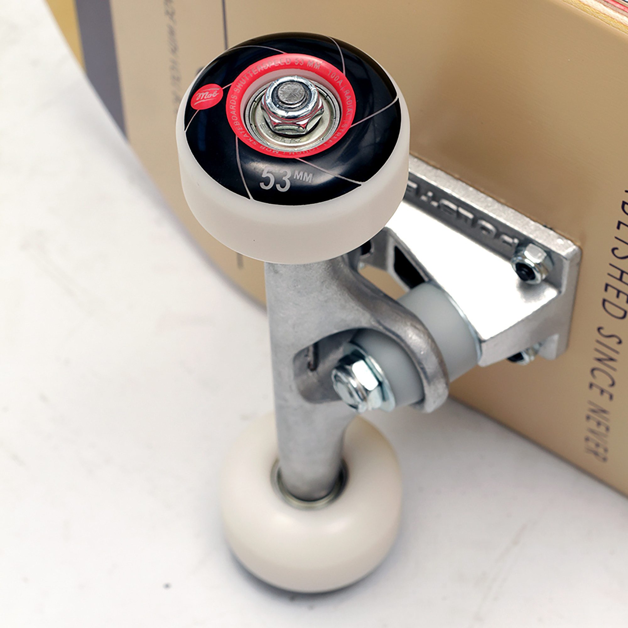 Mob Skateboards Skateboard Eyechart 8.25 Complete - Komplettboard 32 x 8.25 Zoll (fertig montiert -, 1-St., Auge - Beige, Schwarz, Gelb und Orange), Holzboard aus Ahornholz - Skateboard für Jugendliche, Erwachsene