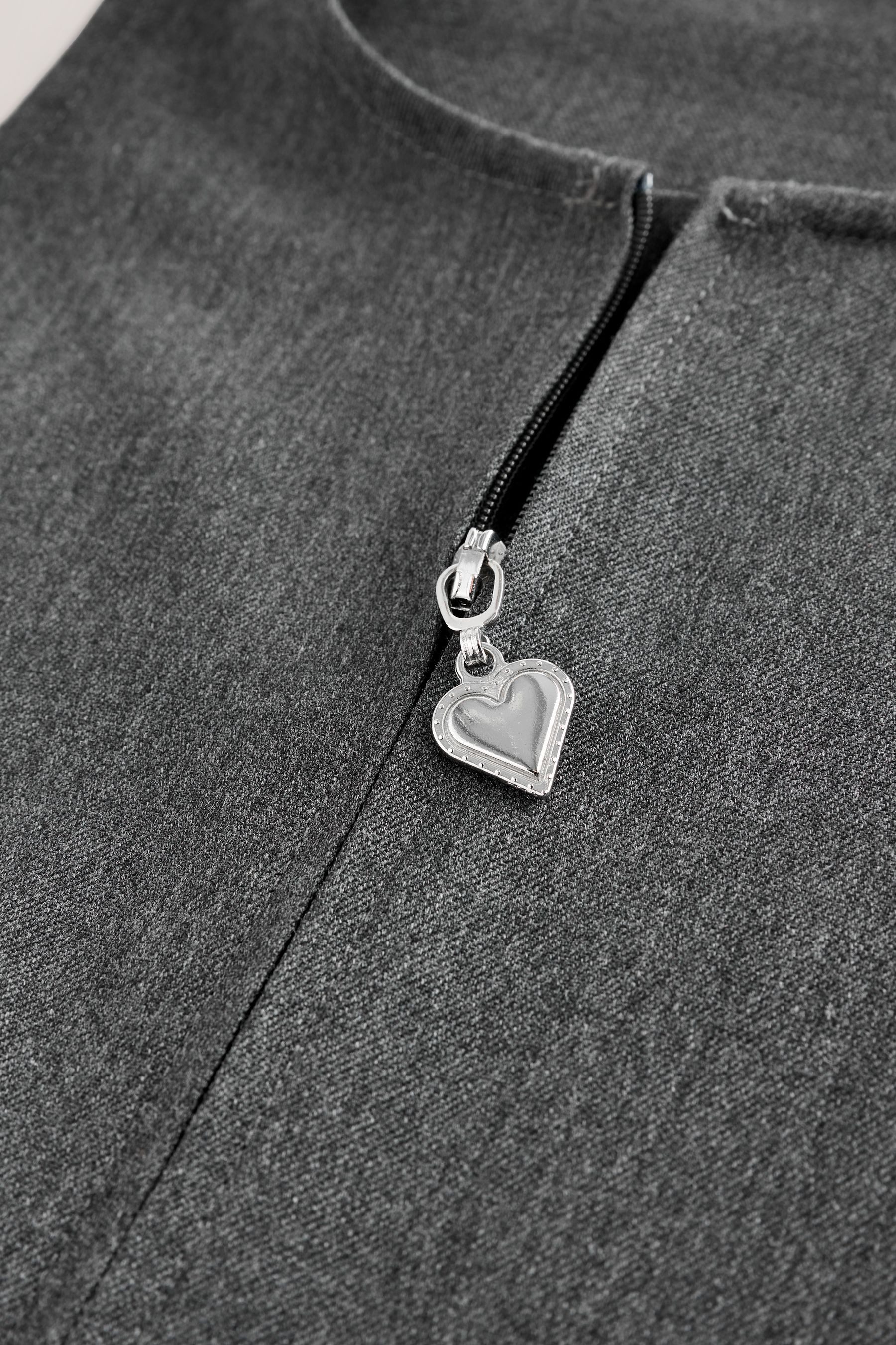 Clarks Plisseekleid Clarks Girls plissiertes Trägerkleid mit RV vorne (1-tlg)