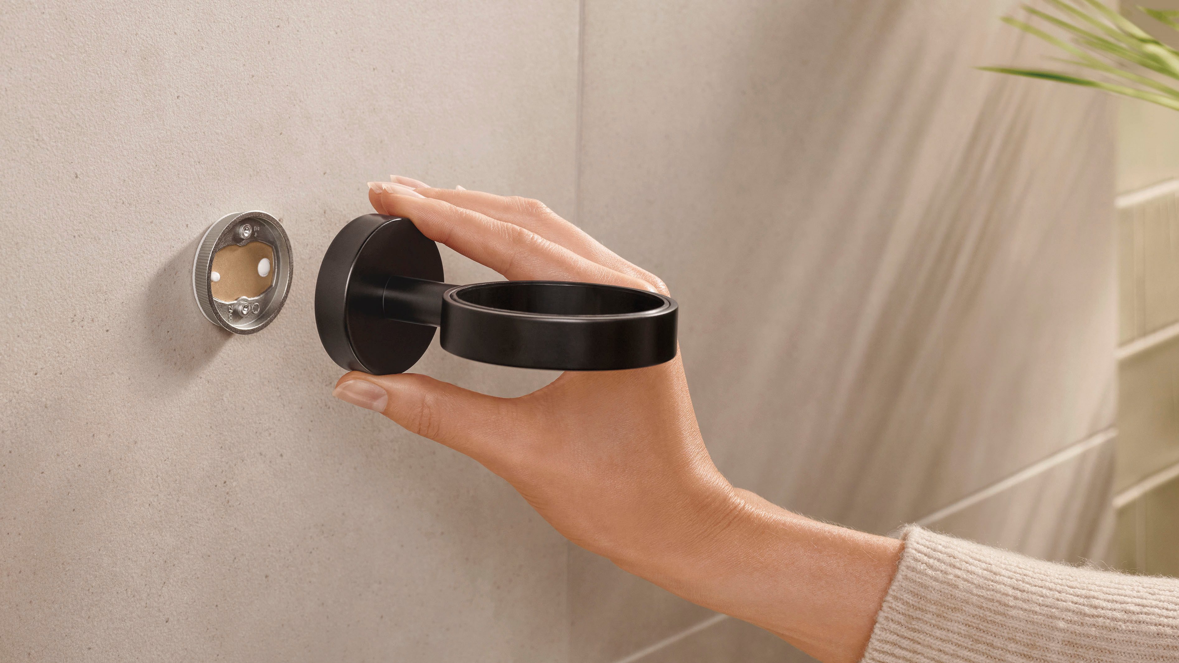 tesa Seifenspender 1x tesa MOON GREY Seifenspender, (Packung, MOON Grey), grau 11,9 cm : 7 cm : 17,1 cm