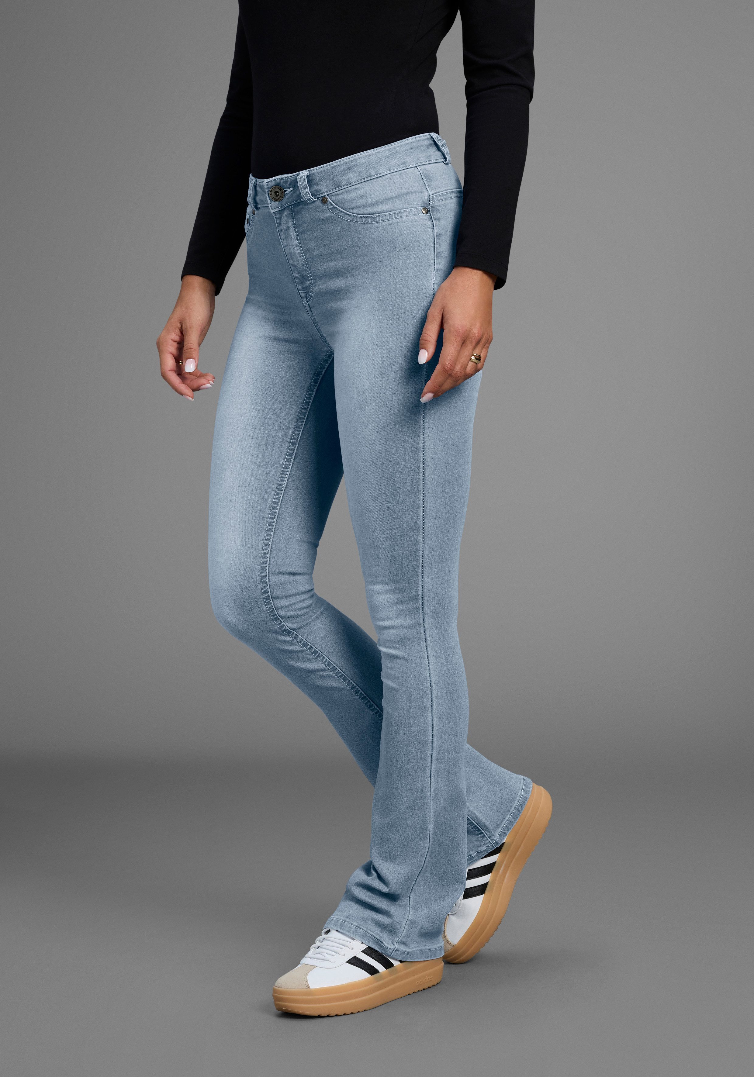 Arizona Bootcut-Jeans Ultra Stretch ausgestellte Beinform, Used-Waschung, hohe Leibhöhe