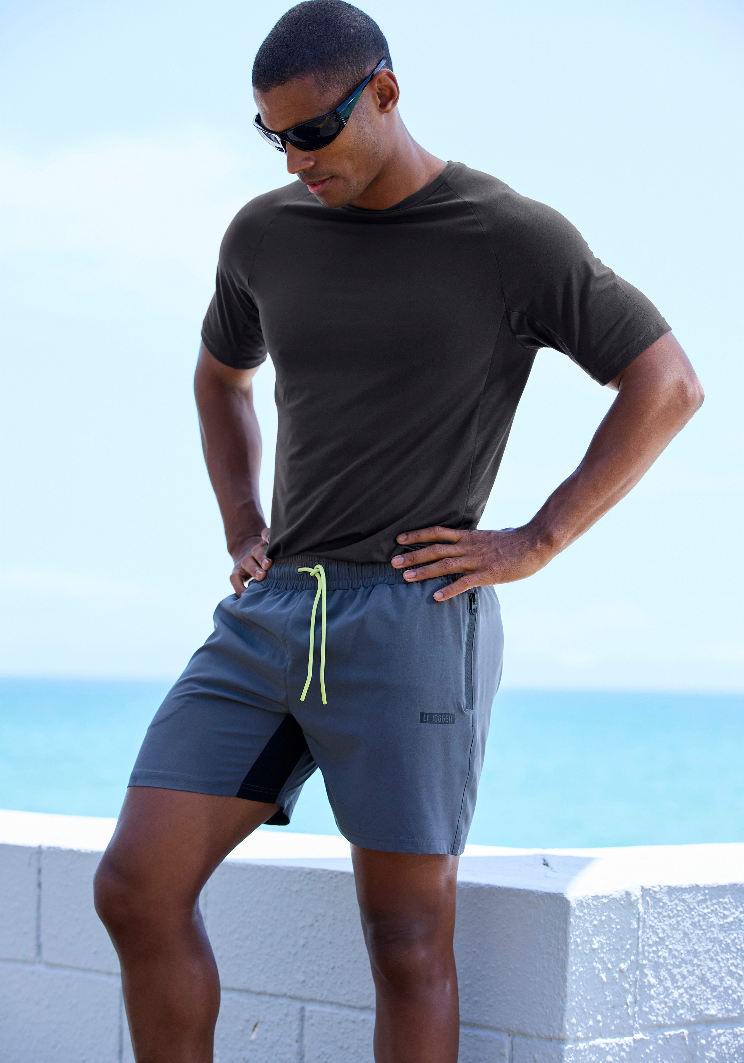 AUTHENTIC LE JOGGER Funktionsshirt mit Rundhalsausschnitt und seitlichen Mesh-Einsatz