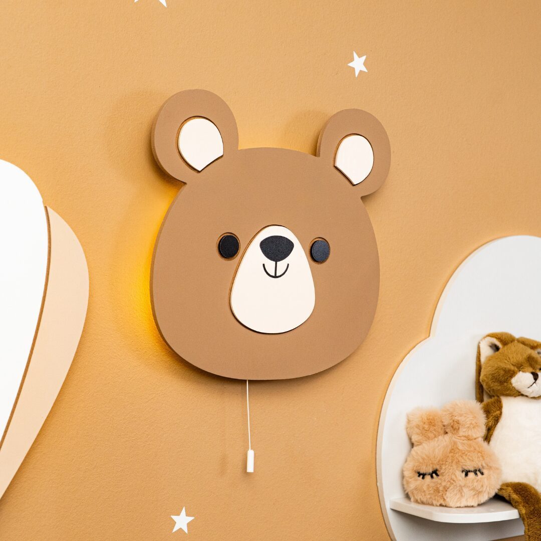 COZYCOLLECTIONS LED Wandleuchte Handbemaltes LED-Wandnachtlicht „Bär in Holzoptik, LED, Warmweiß, Montessori: ruhige Farben, klare Form, sanftes Licht