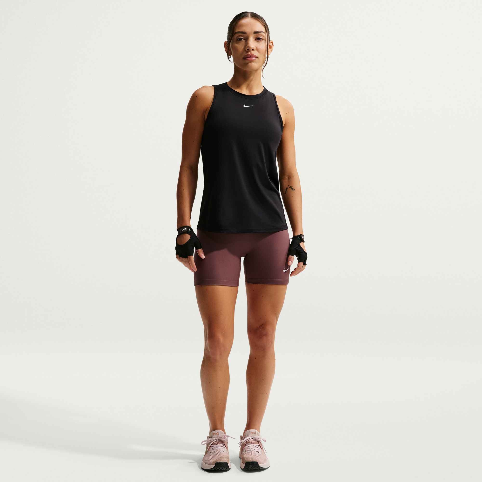 Nike Tanktop W NK ONE CLASSIC DF TANK mit Tanktop-Schnitt, aus Polyester und Elasthan, schweißableitend
