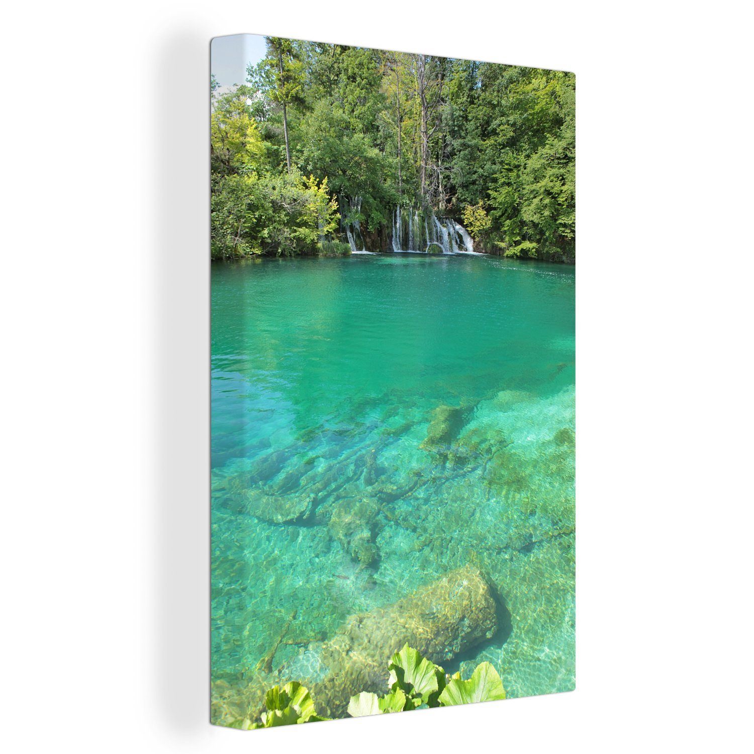 OneMillionCanvasses® Leinwandbild Smaragdgrüner See mit einem Wasserfall im Hintergrund, (1 St), Leinwandbild fertig bespannt inkl. Zackenaufhänger, Gemälde, 20x30 cm