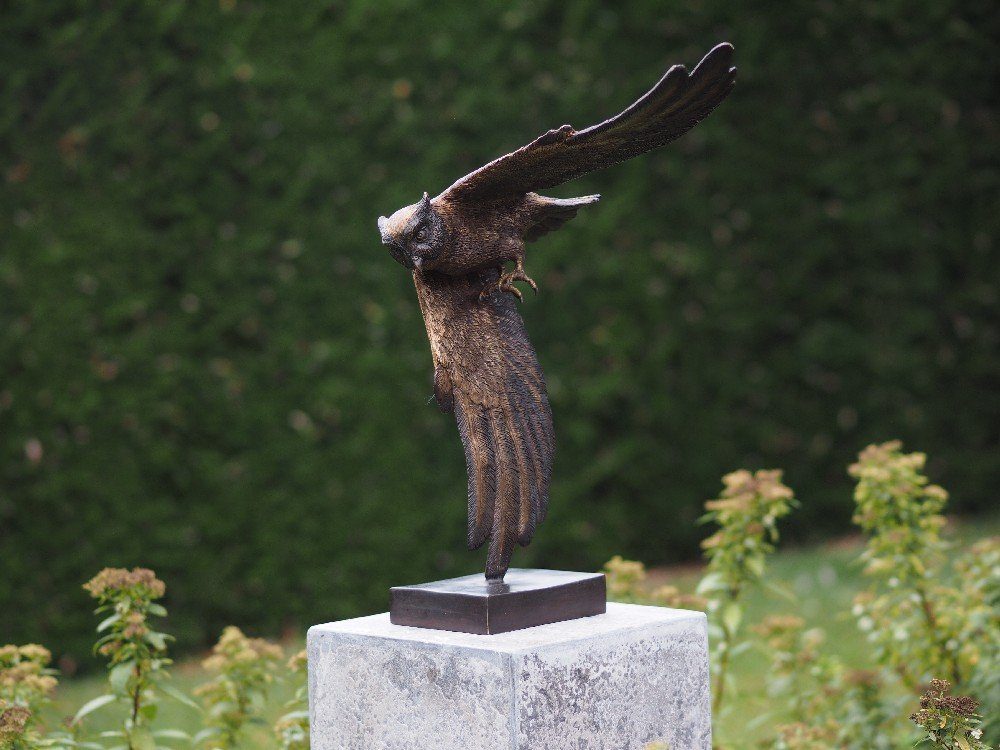 IDYL Gartenfigur IDYL Bronze-Skulptur Fliegende Eule, Bronze – sehr robust – Langlebig – witterungsbeständig gegen Frost, Regen und UV-Strahlung. Die Modelle werden in Wachsausschmelzverfahren in Bronze gegossen und von Hand patiniert. | Figuren