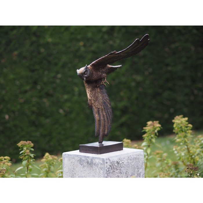 IDYL Gartenfigur IDYL Bronze-Skulptur Fliegende Eule Bronze – sehr robust – Langlebig – witterungsbeständig gegen Frost Regen und UV-Strahlung. Die Modelle werden in Wachsausschmelzverfahren in Bronze gegossen und von Hand patiniert.